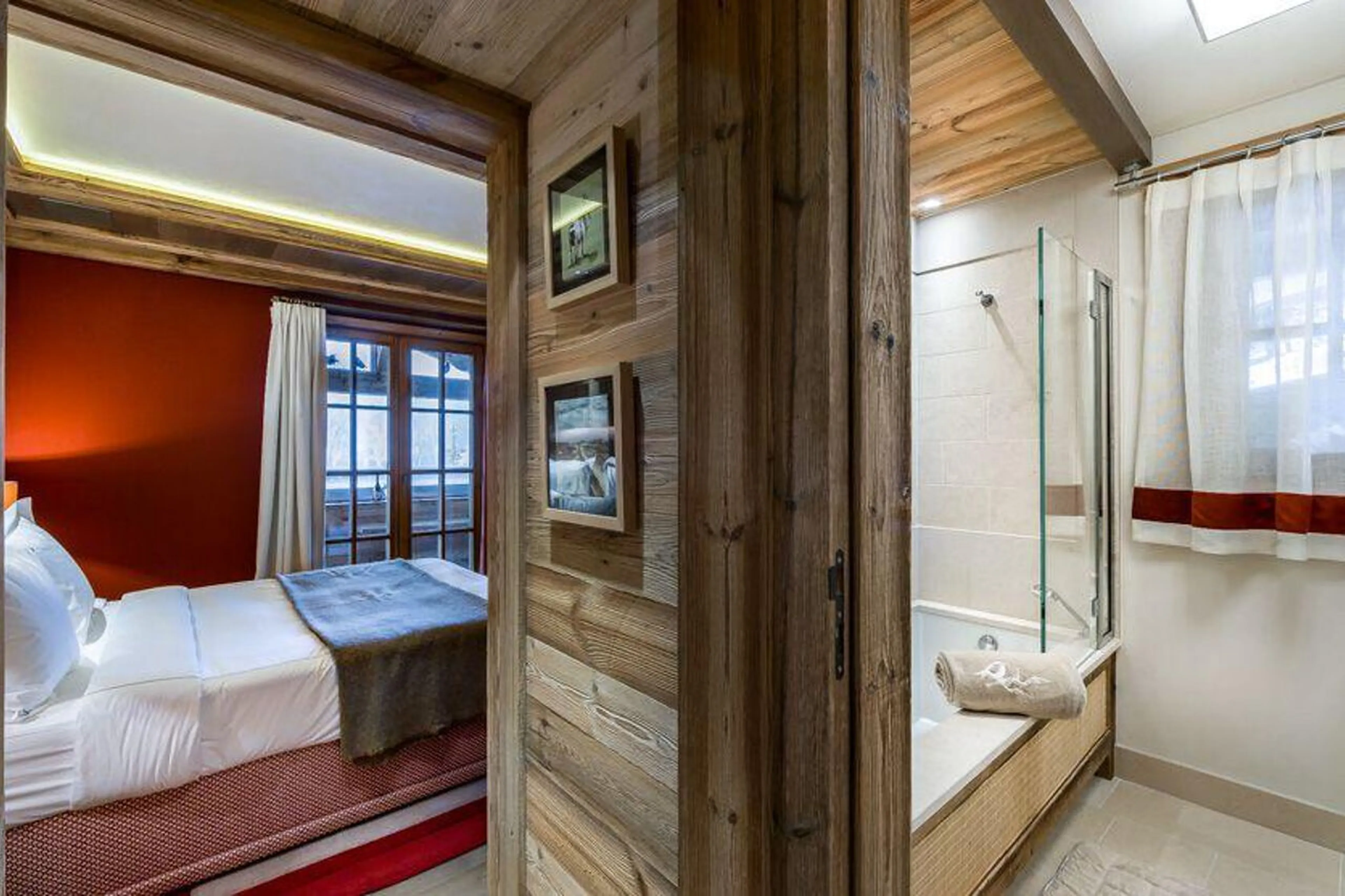 Double bedroom with en suite bathroom in Chalet Les Bastidons  in Courchevel 1850