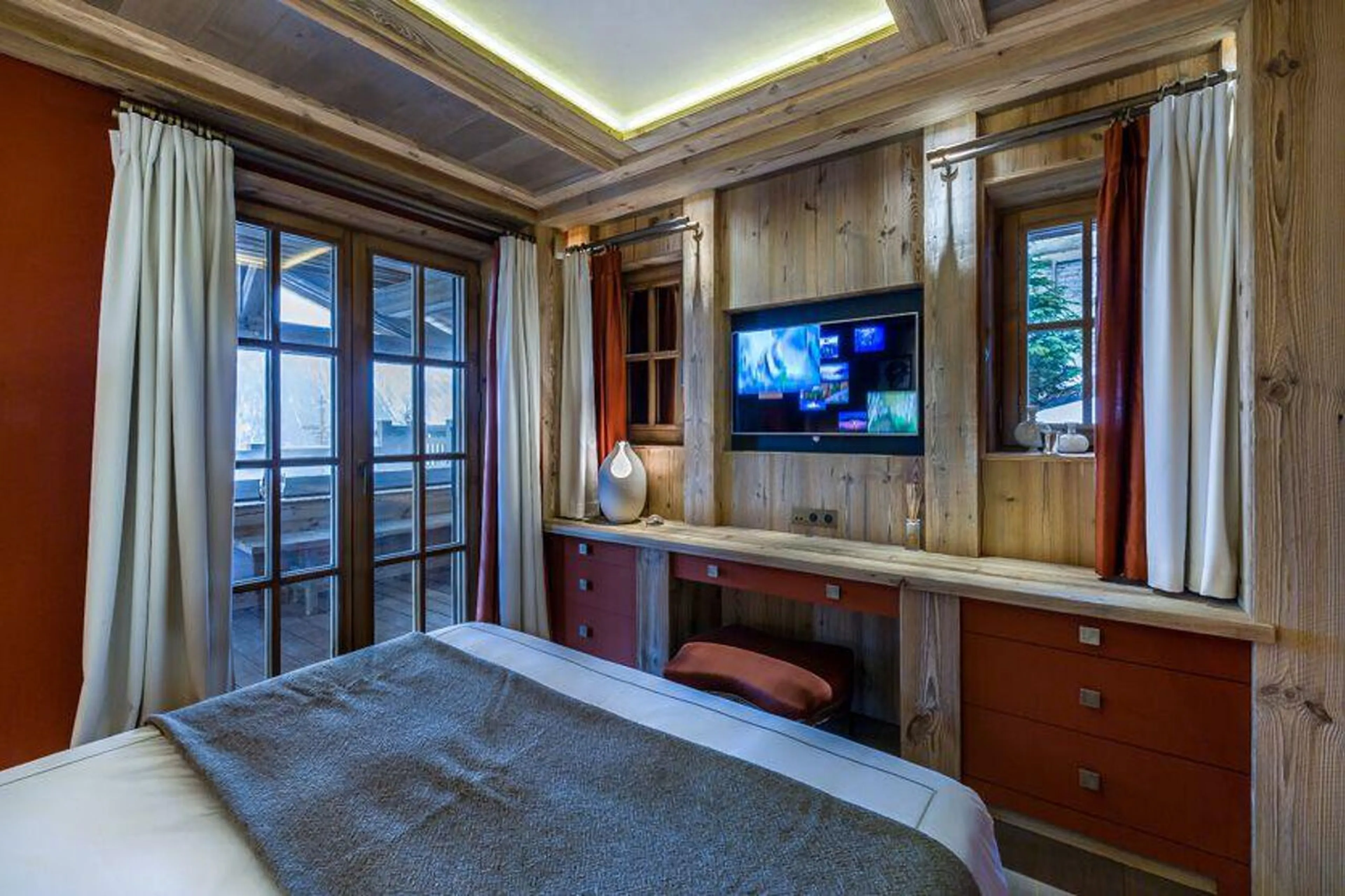 Double bedroom with terrace access in Chalet Les Bastidons  in Courchevel 1850