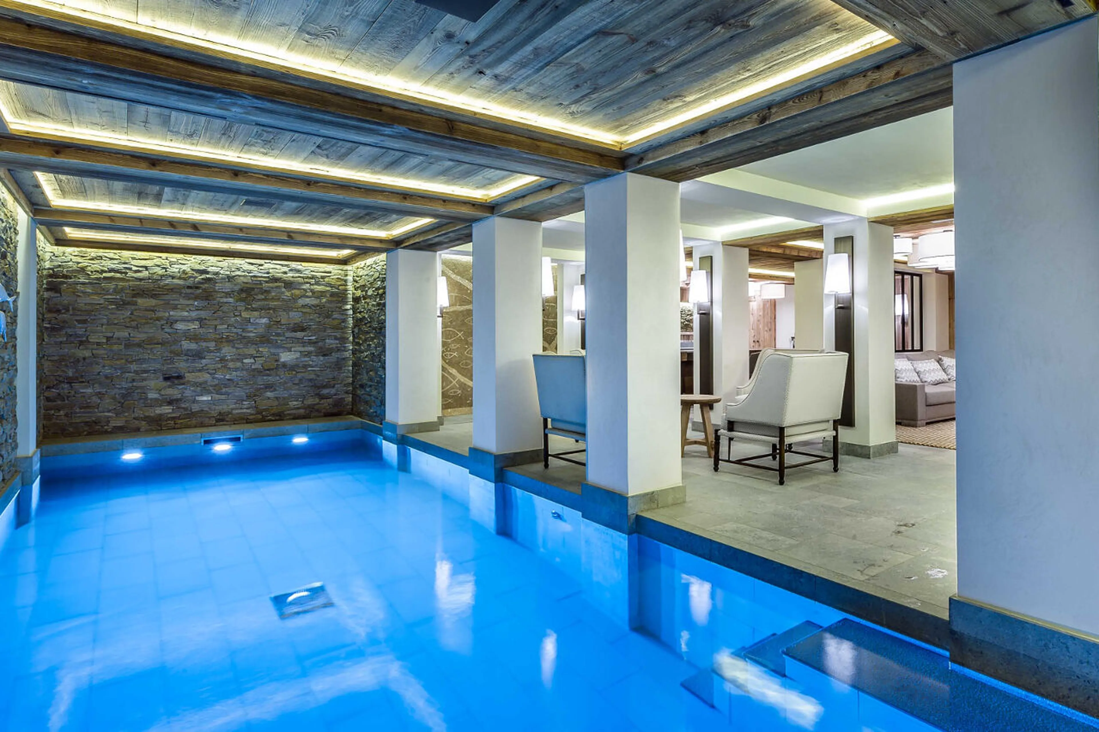 Indoor swimming pool in the spa area of Chalet Les Bastidons in Courchevel 1850