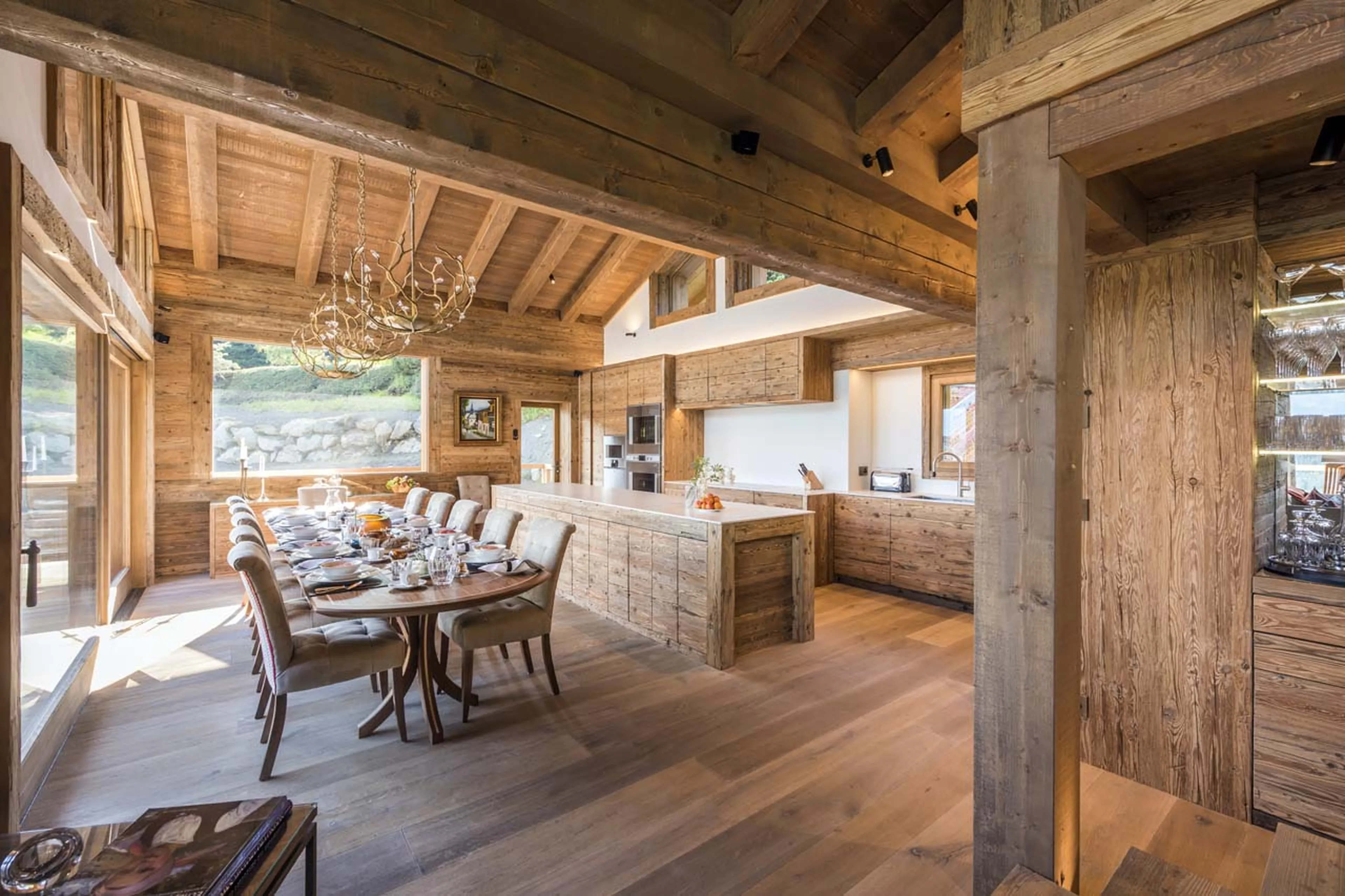 Dining area and kitchen of Chalet Les Etrennes in Verbier
