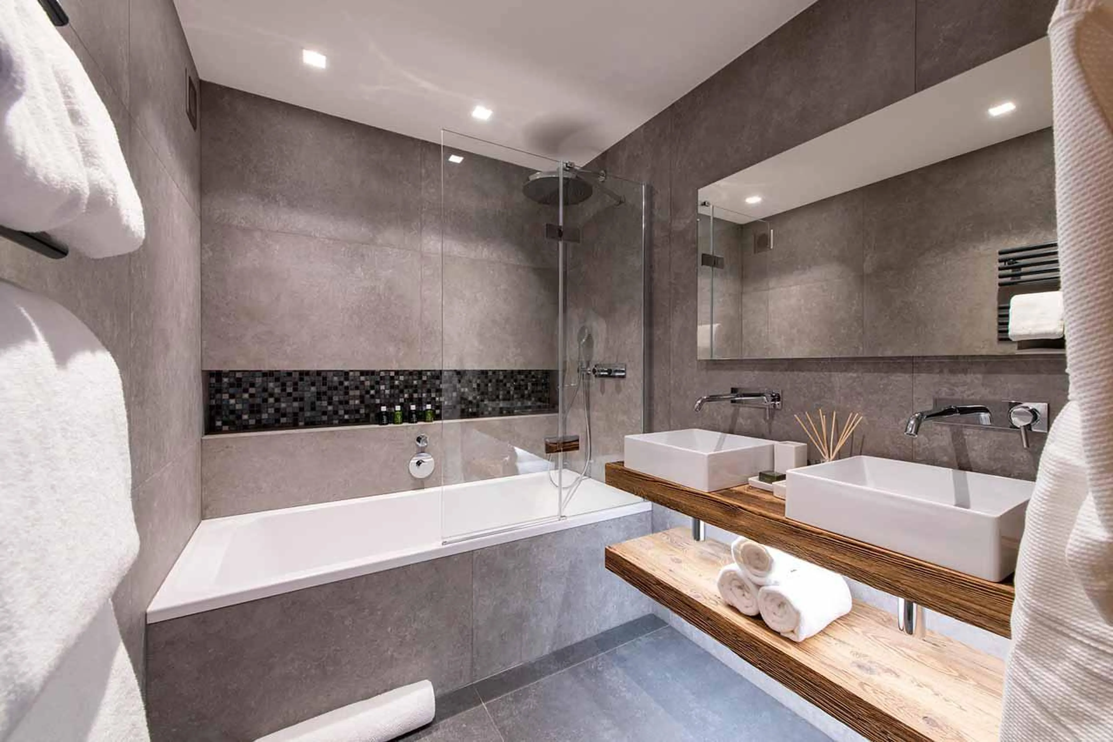 Bathroom one at Chalet les Sapins in Les Gets