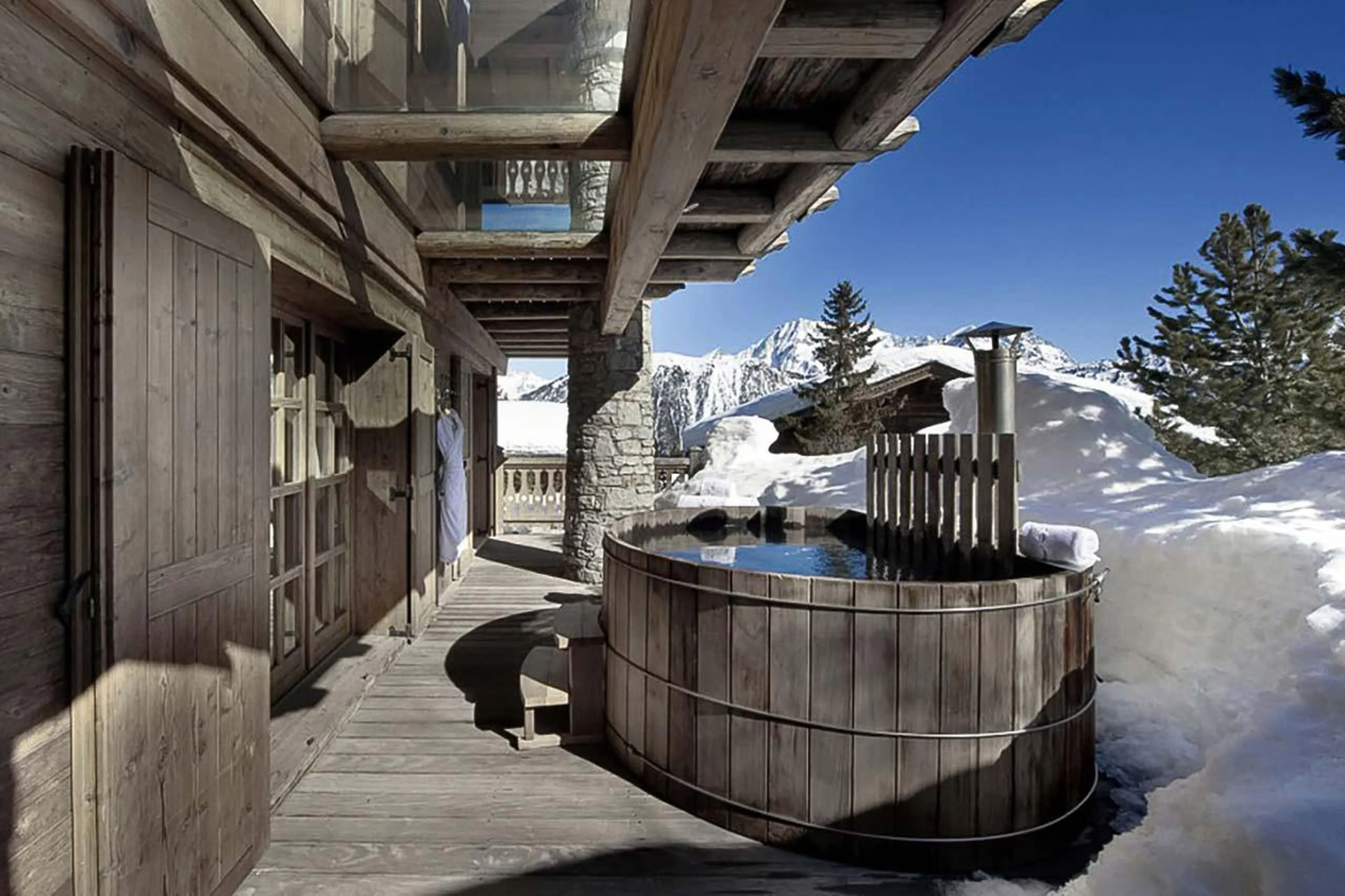 Outdoor hot tub of Chalet Les Sorbiers in Courchevel 1850