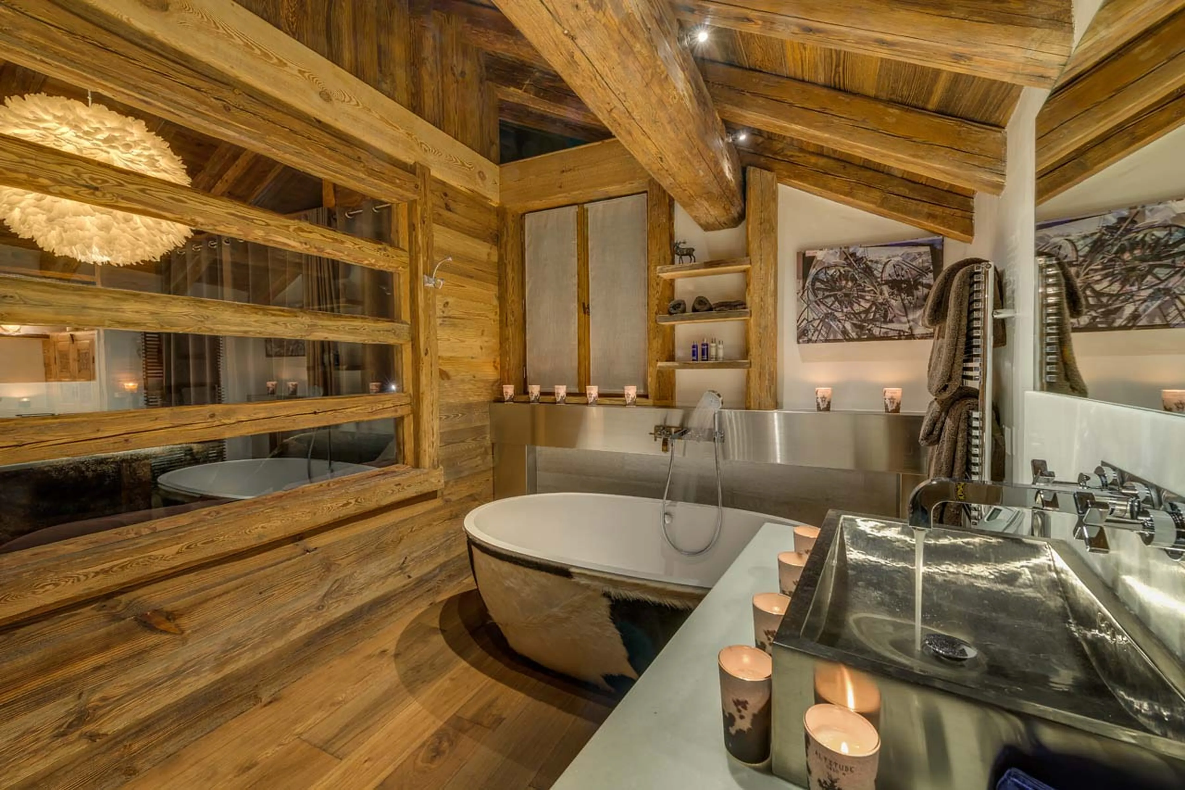Tastefully decorated en suite bathroom in Chalet Lhotse in Val d’ Isere