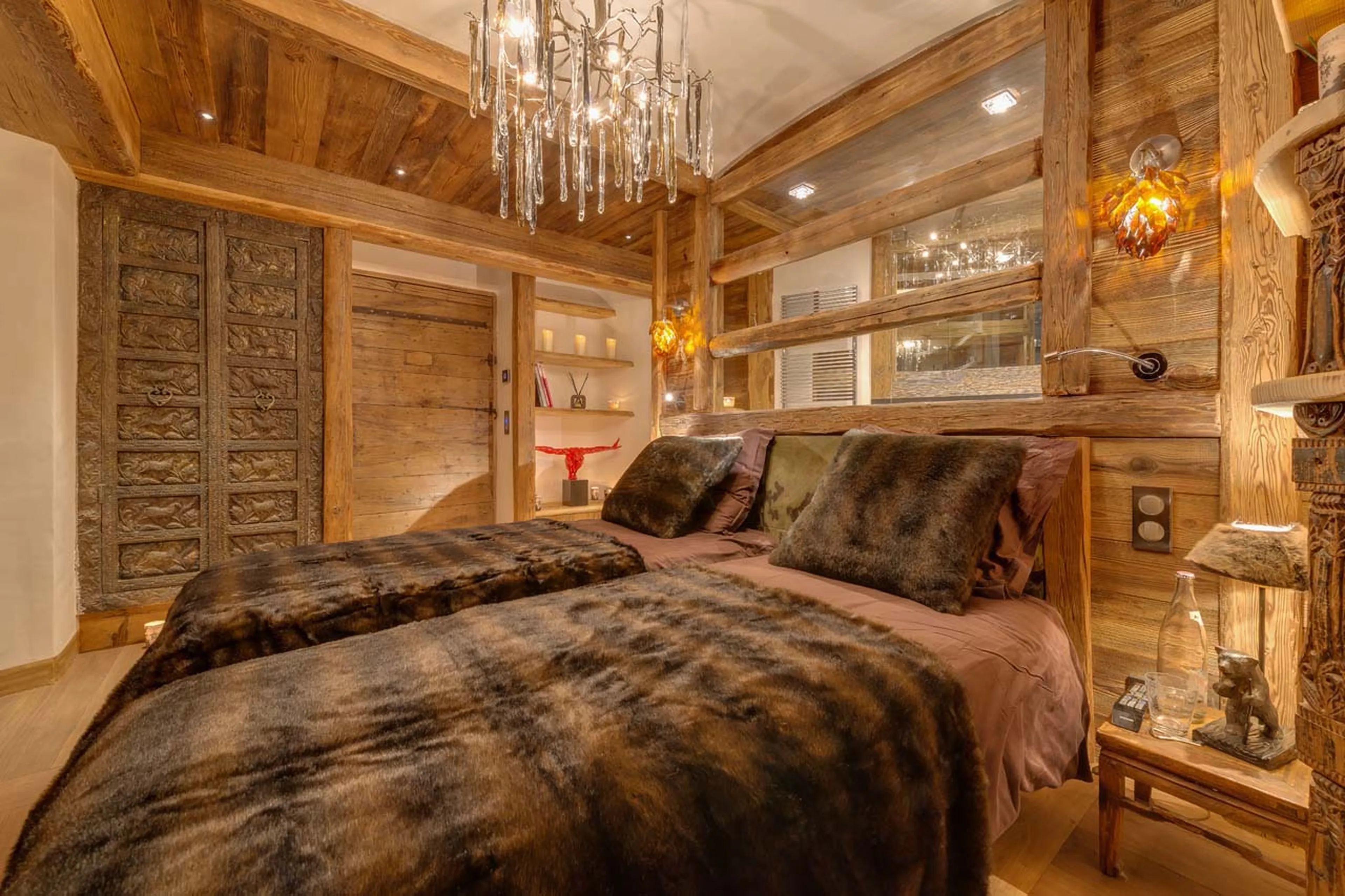 First floor twin/double bedroom in Chalet Lhotse in Val d’ Isere