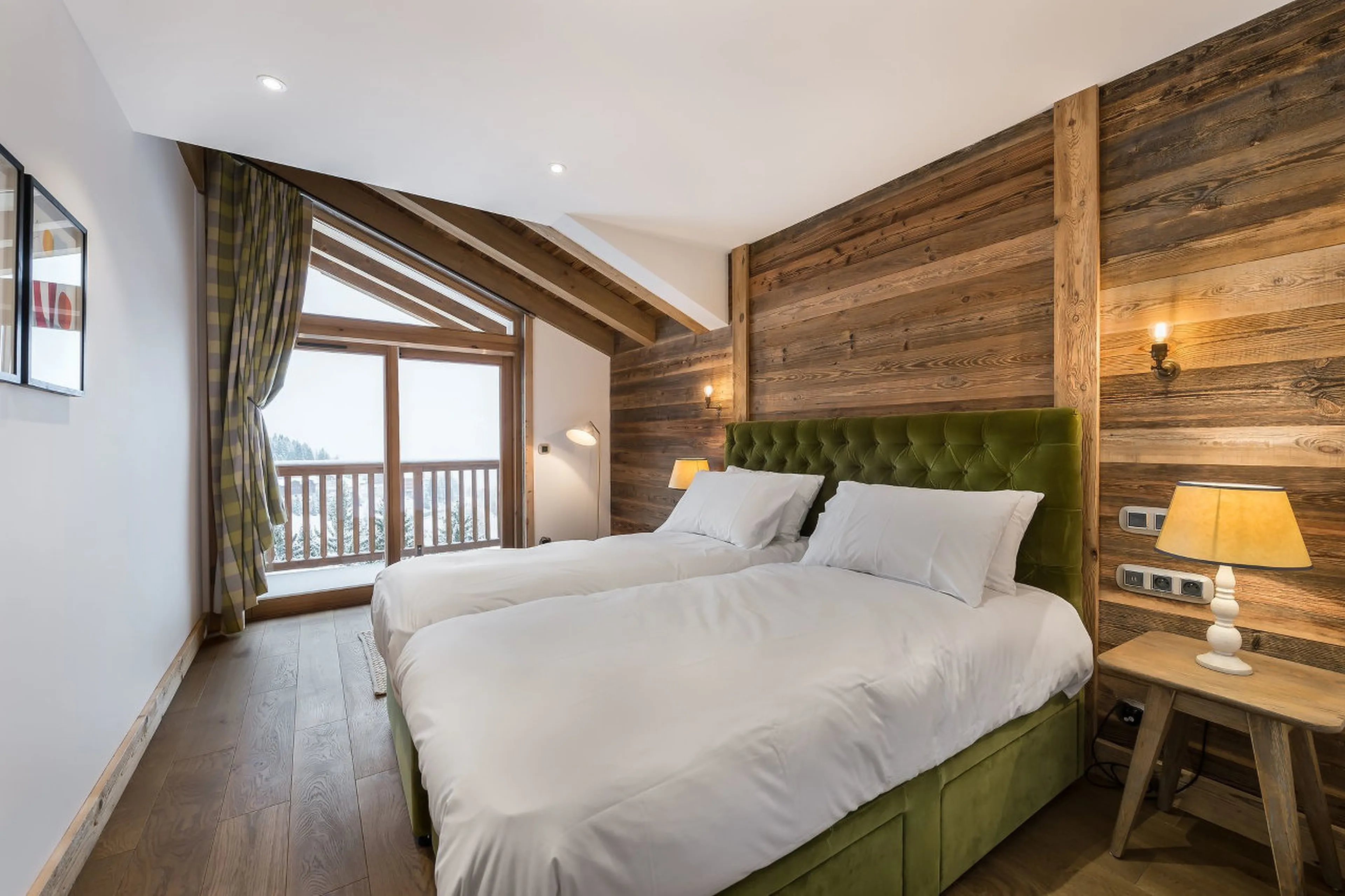 Double/twin bedroom with balcony access in Chalet Libellule in Courchevel 1650