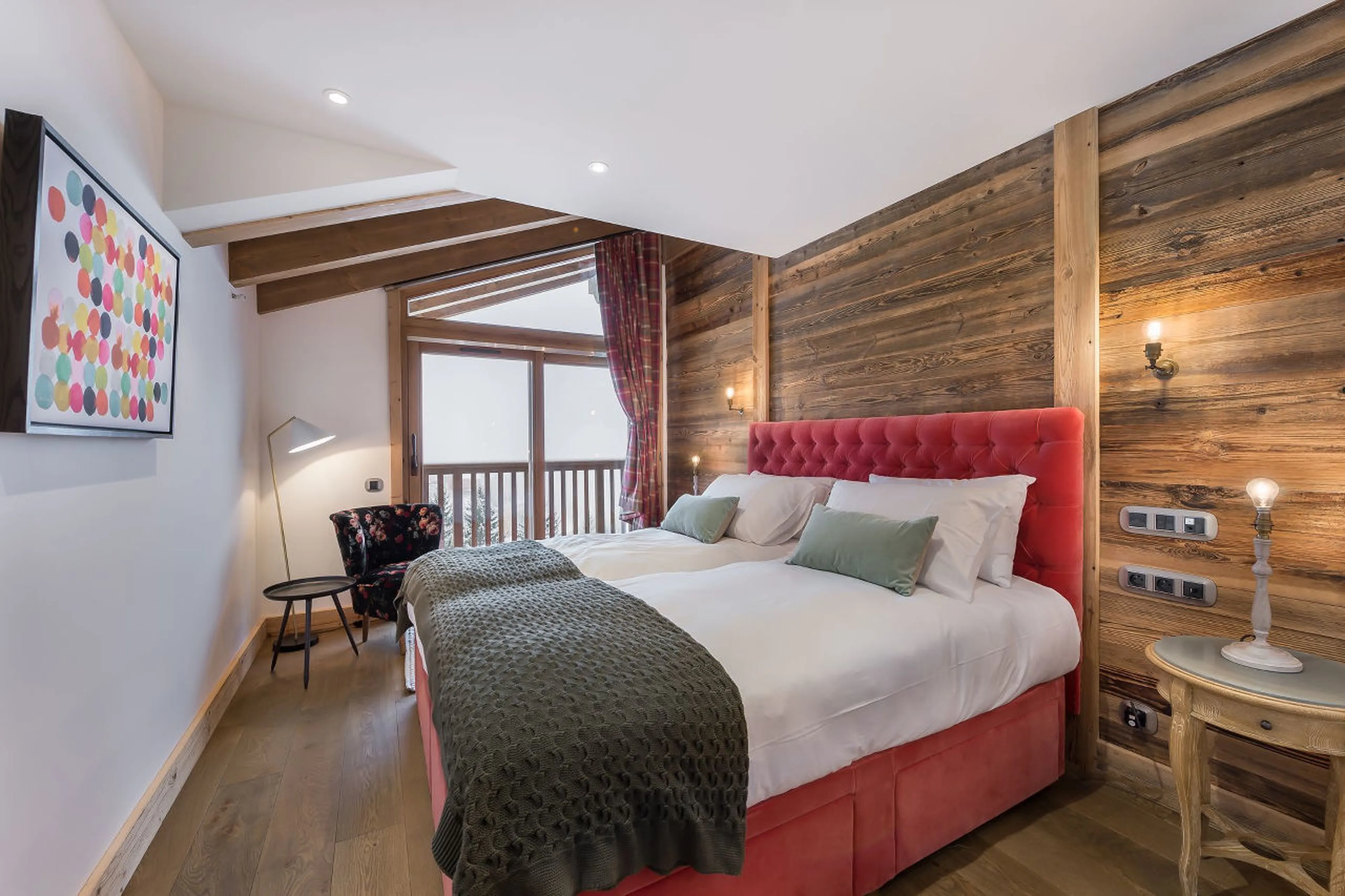 Double/twin en-suite bedroom with balcony access in Chalet Libellule in Courchevel 1650