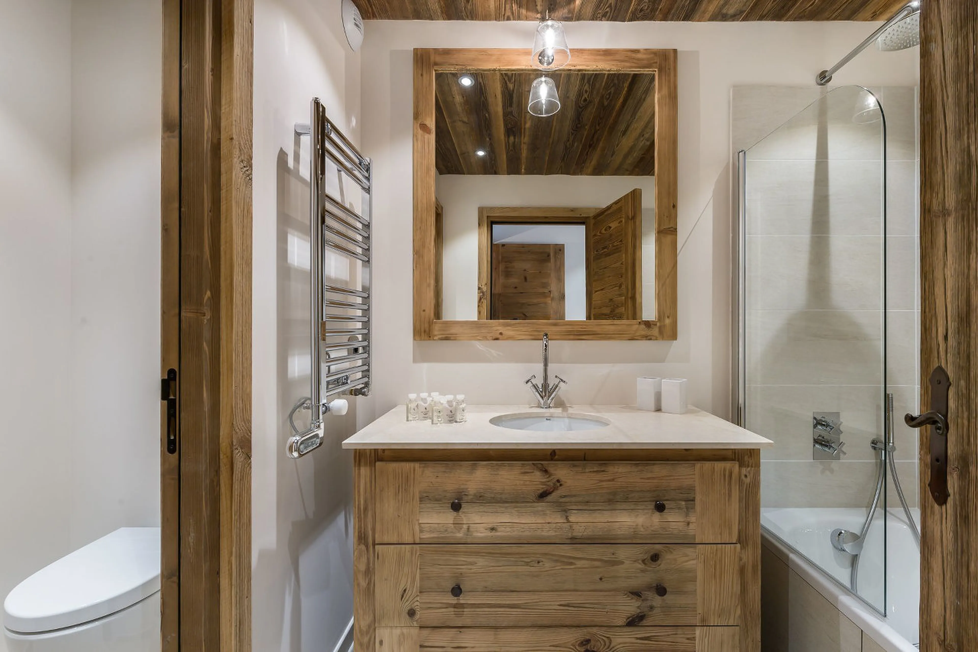 En-suite bathroom with shower over bath in Chalet Libellule in Courchevel 1650