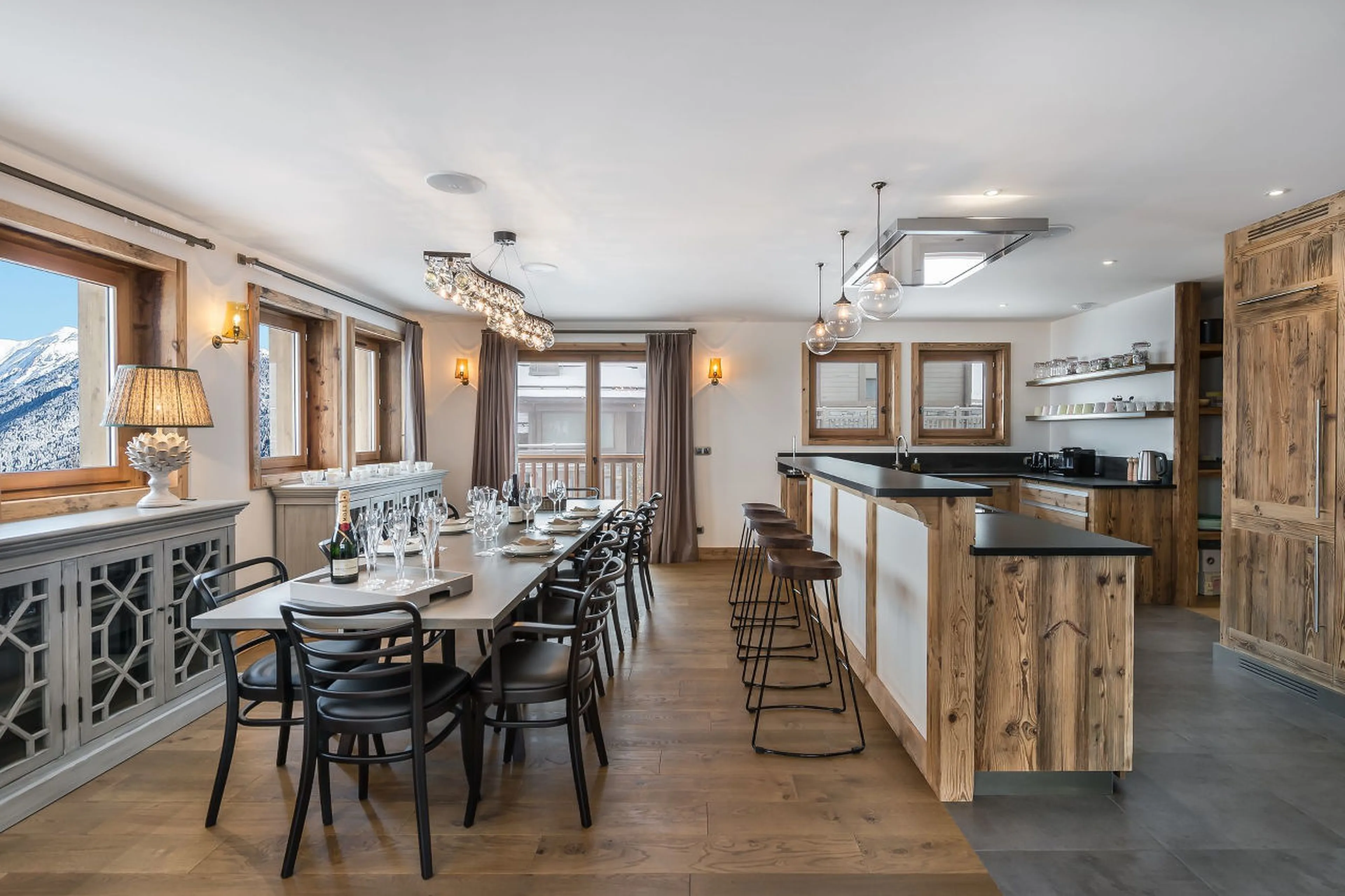 Open-plan dining area with balcony access in Chalet Libellule, Courchevel 1650