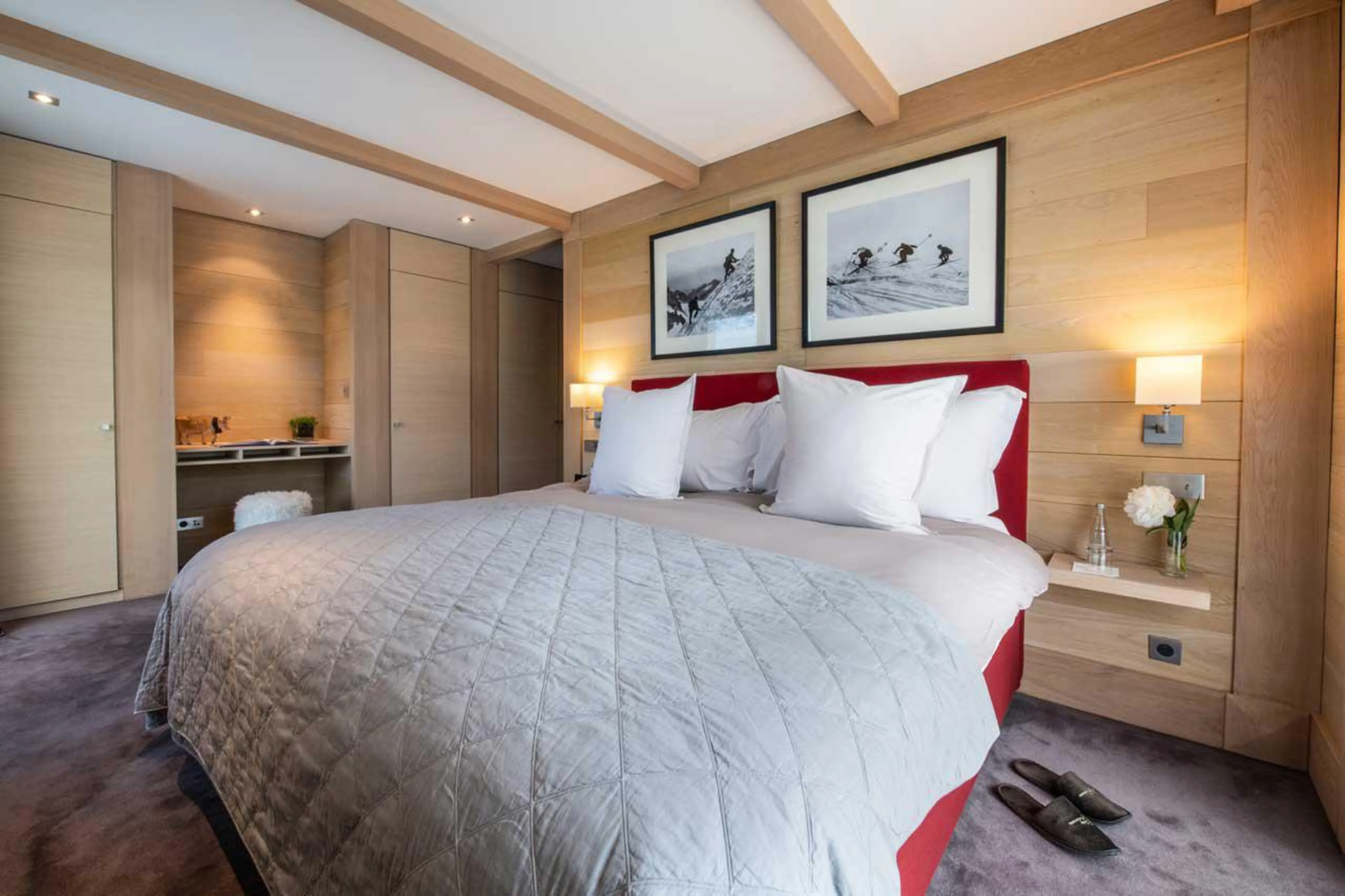 Double bedroom with balcony of Chalet Licorne in Courchevel 1650