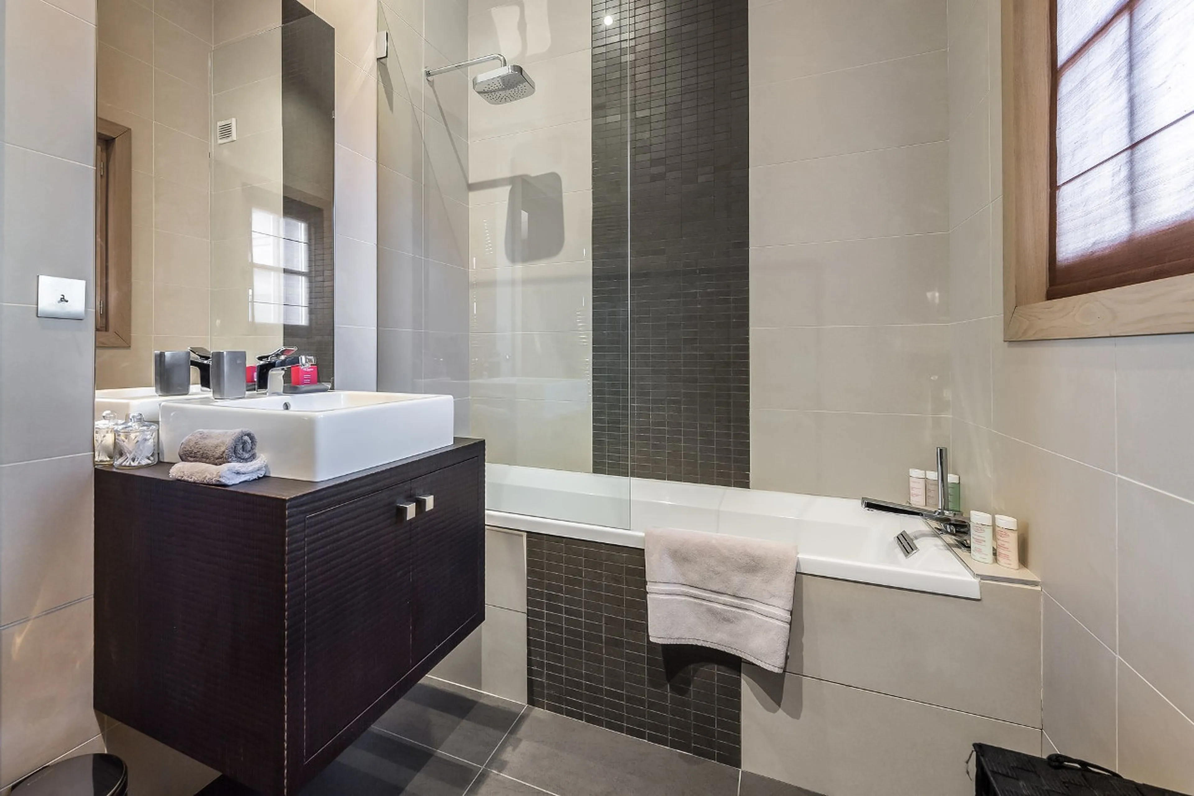 En suite bathroom with separate WC in Chalet Licorne des Neiges in Courchevel 1650