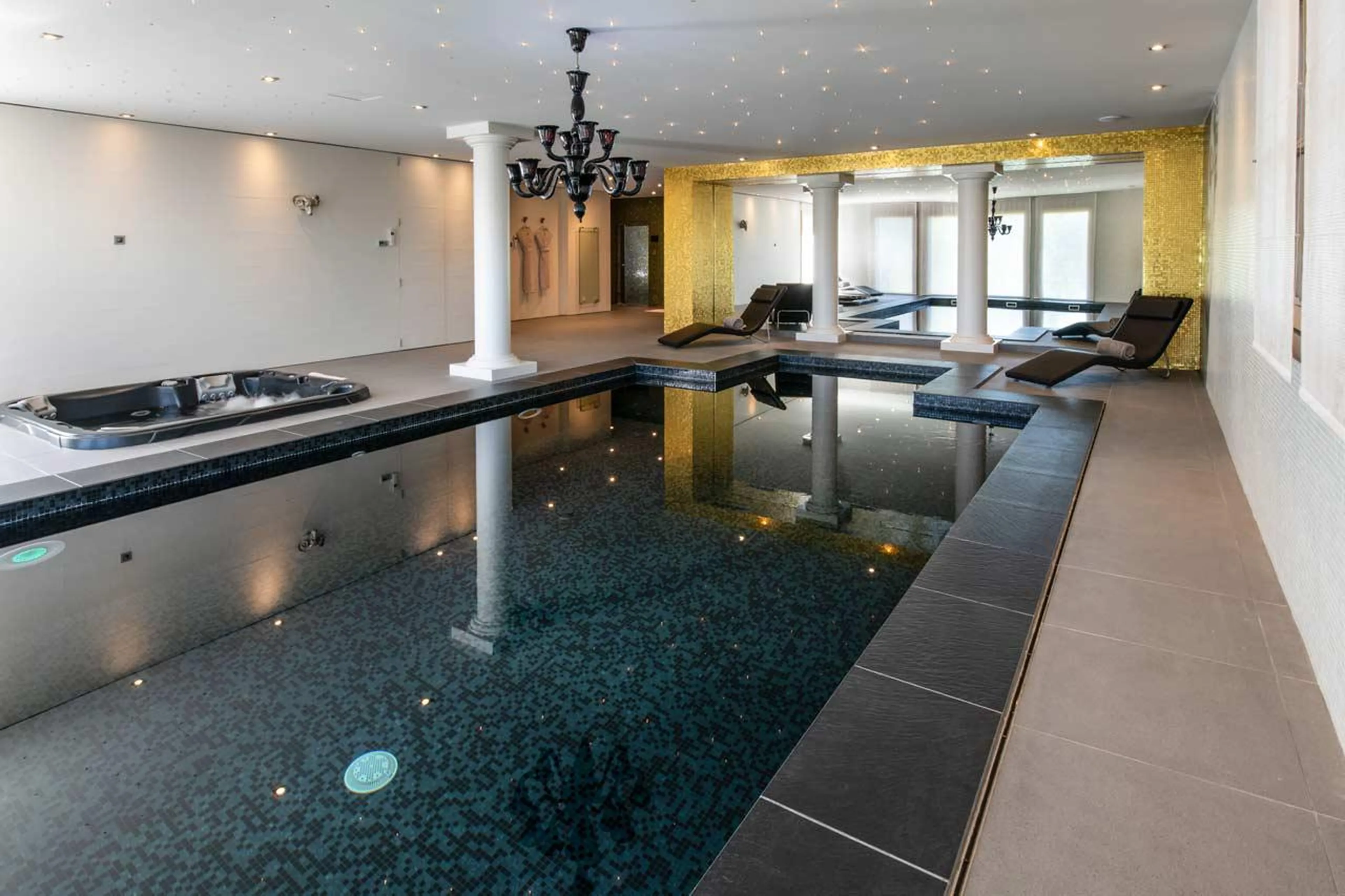 Large indoor swimming pool in Chalet Licorne des Neiges in Courchevel 1650