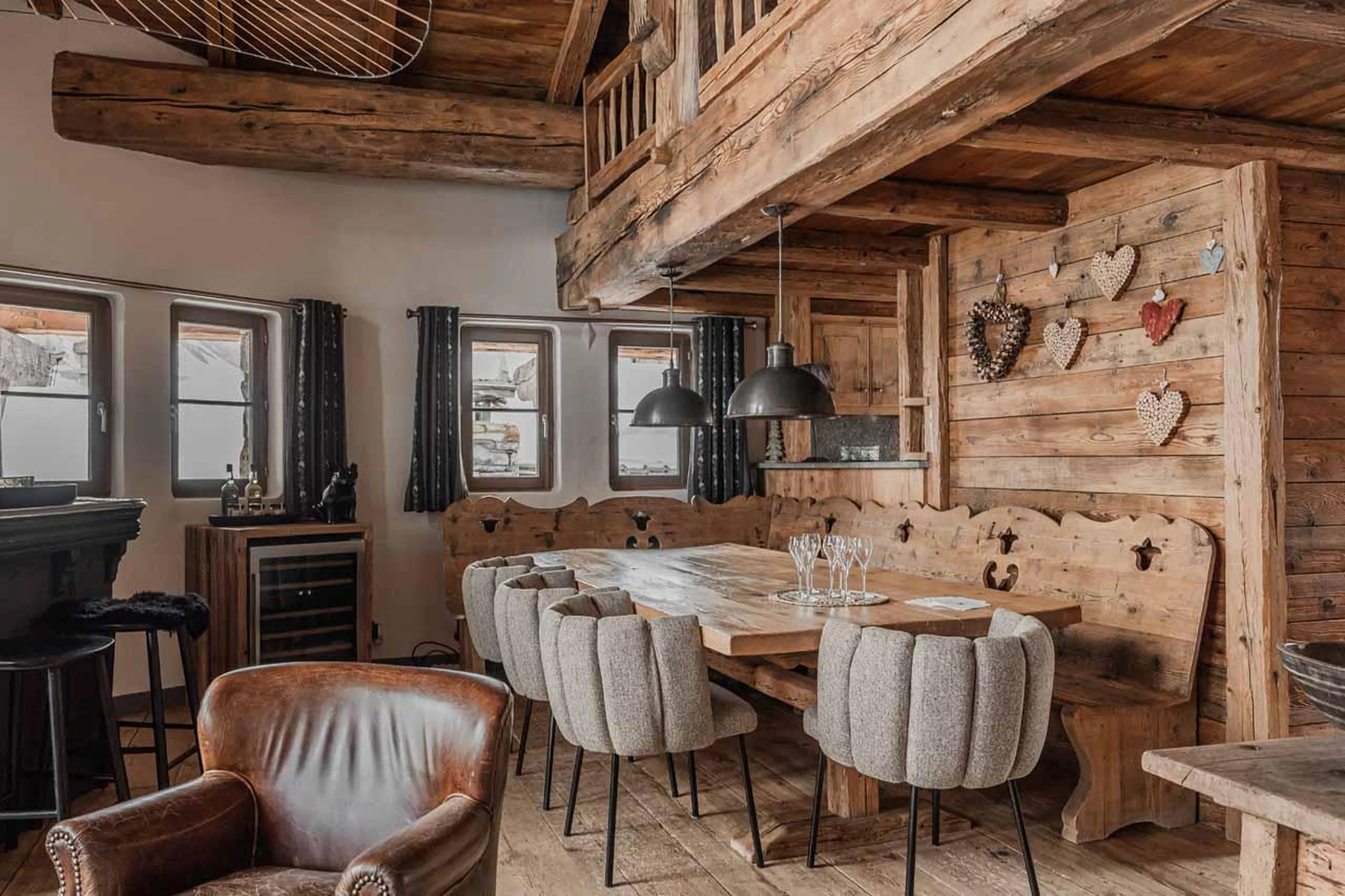 Dining table with bench seating in Chalet Lievre Blanc, Val d'Isere