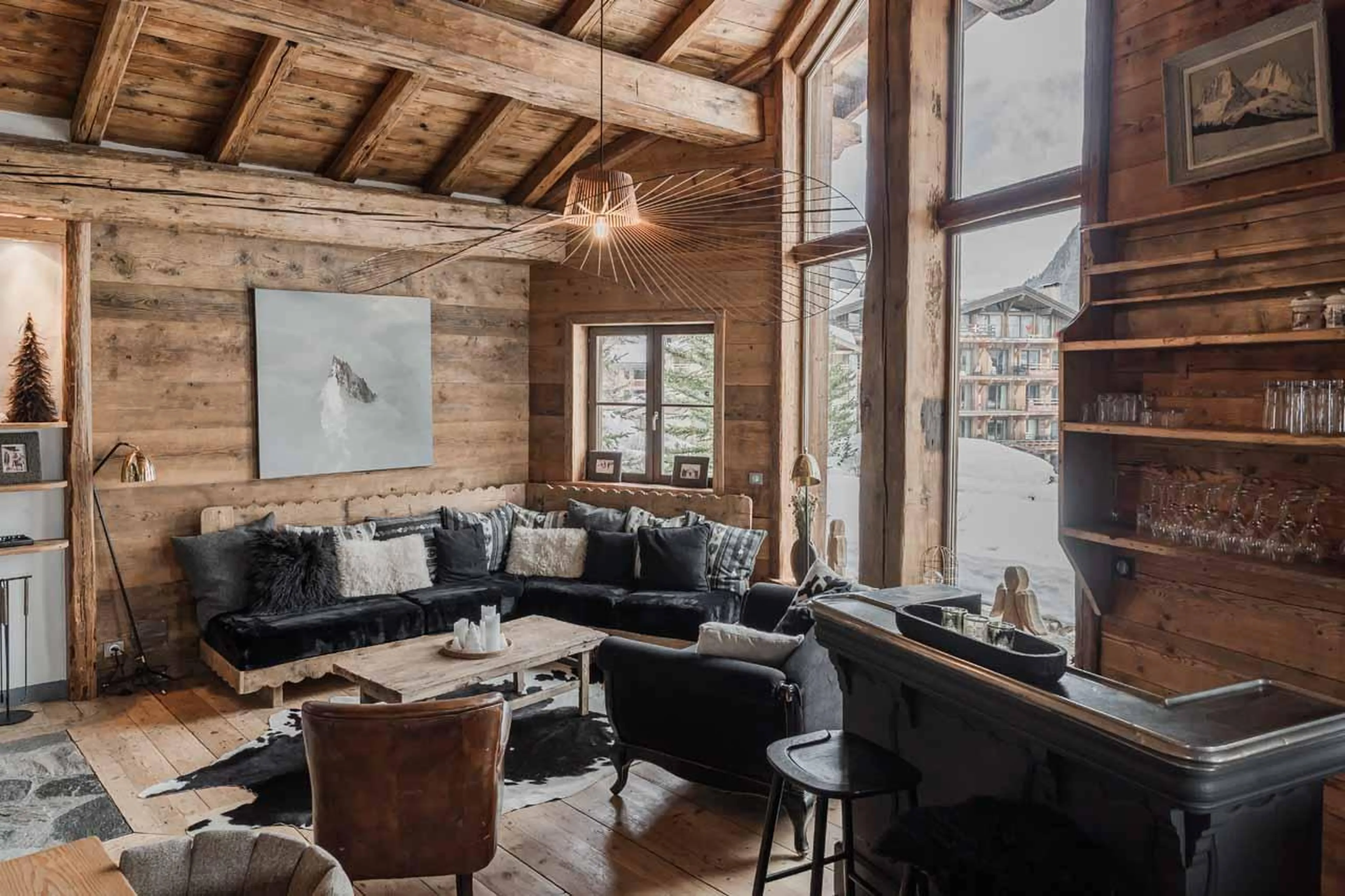 Comfortable sofas and bar in Chalet Lievre Blanc, Val d'Isere
