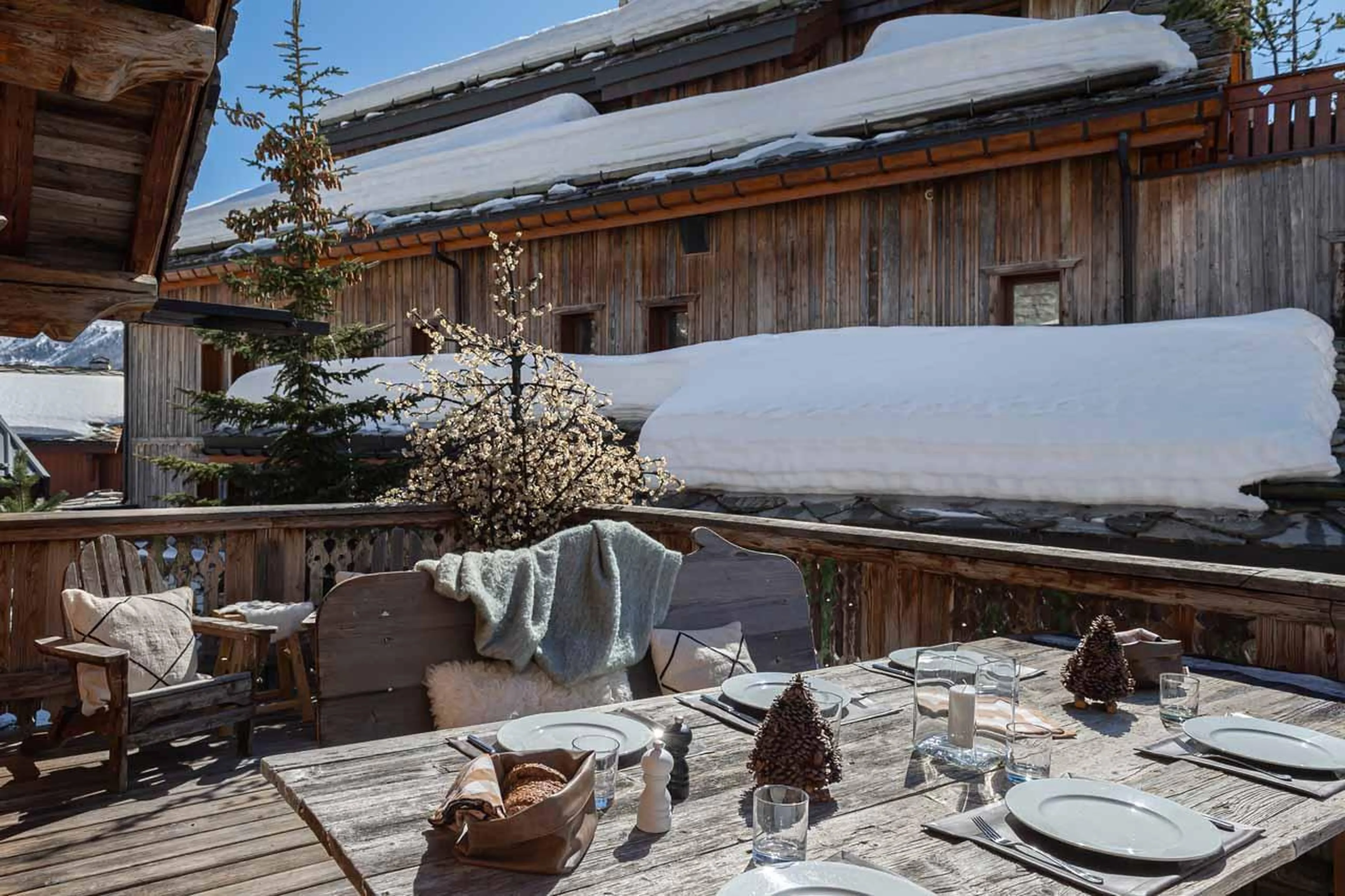 Terrace with outdoor dining in Chalet Lievre Blanc, Val d'Isere