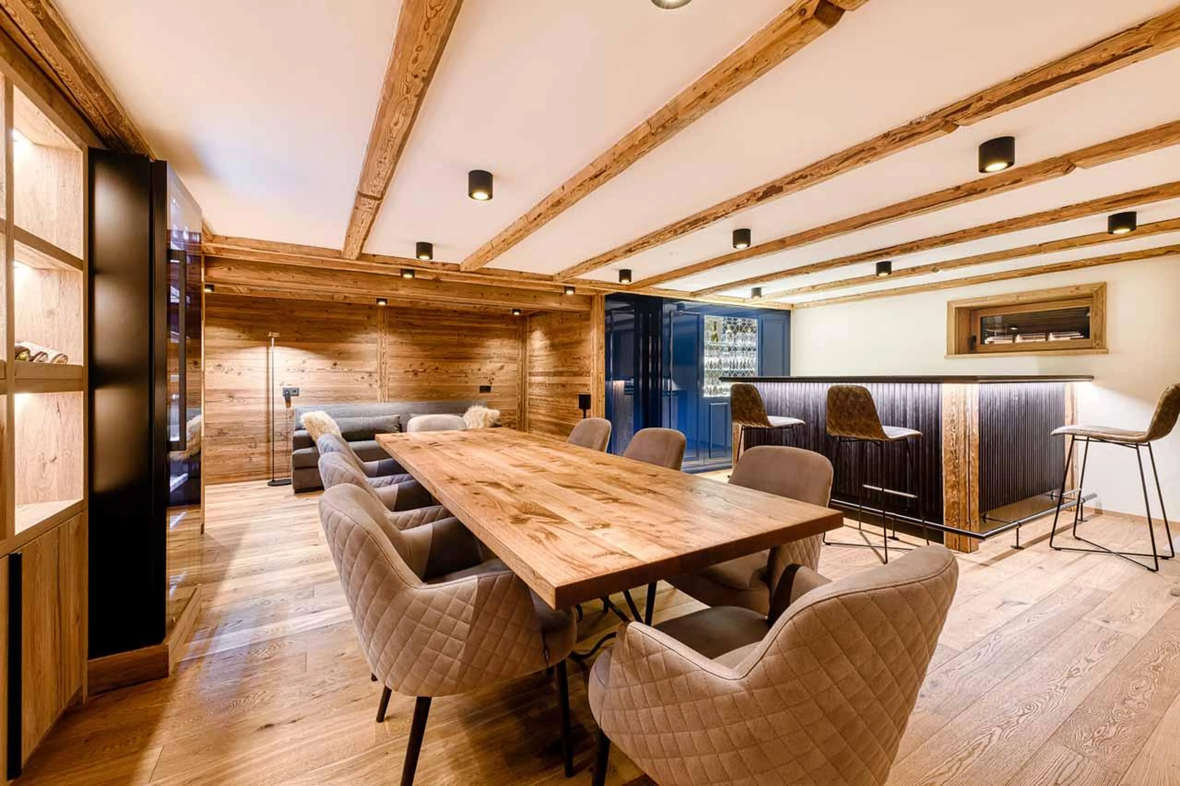 Evening wine tasting at Chalet Lilly in Zug