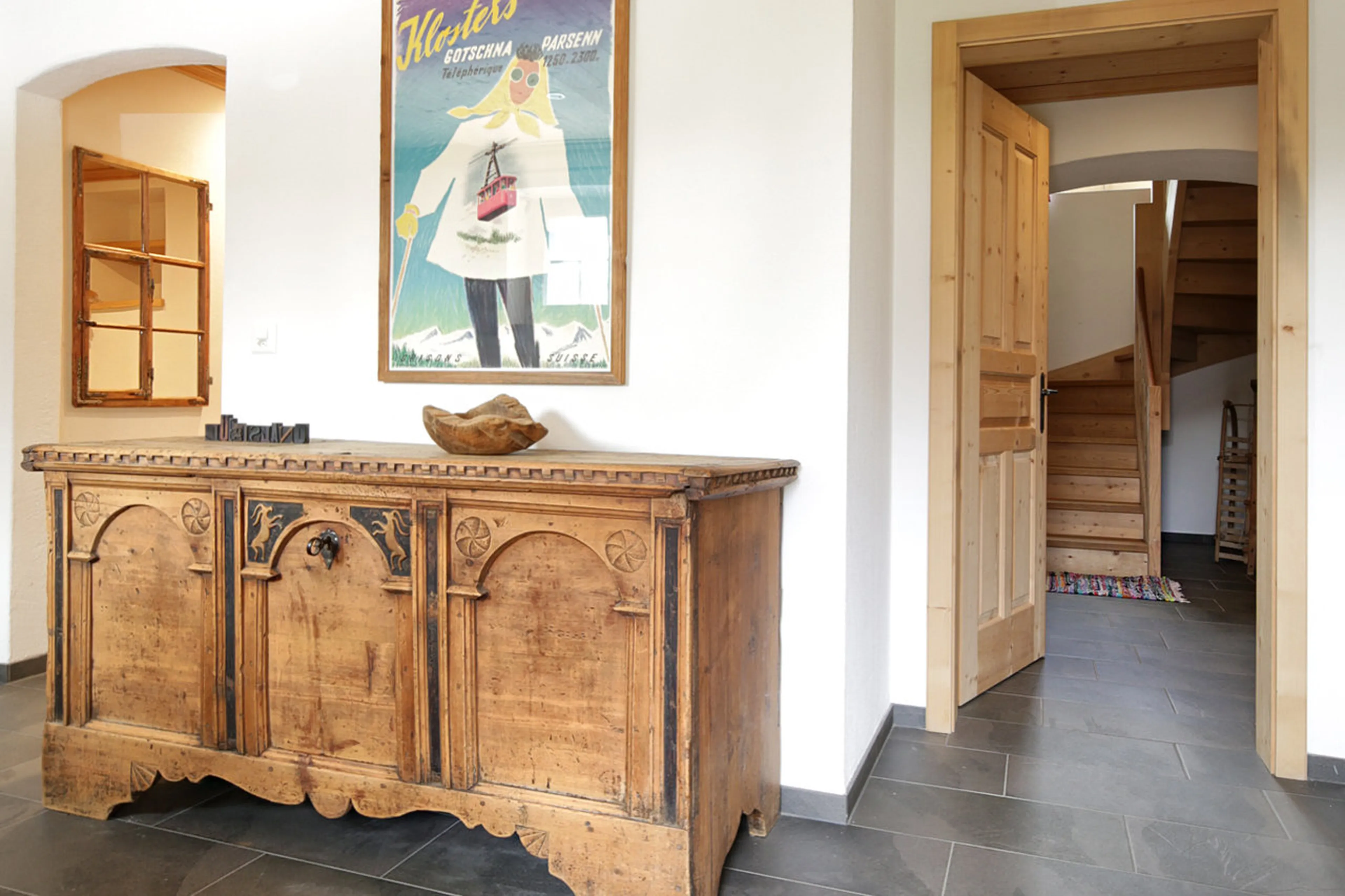 Entrance hall with cloakroom in Chalet Leugisland in Klosters