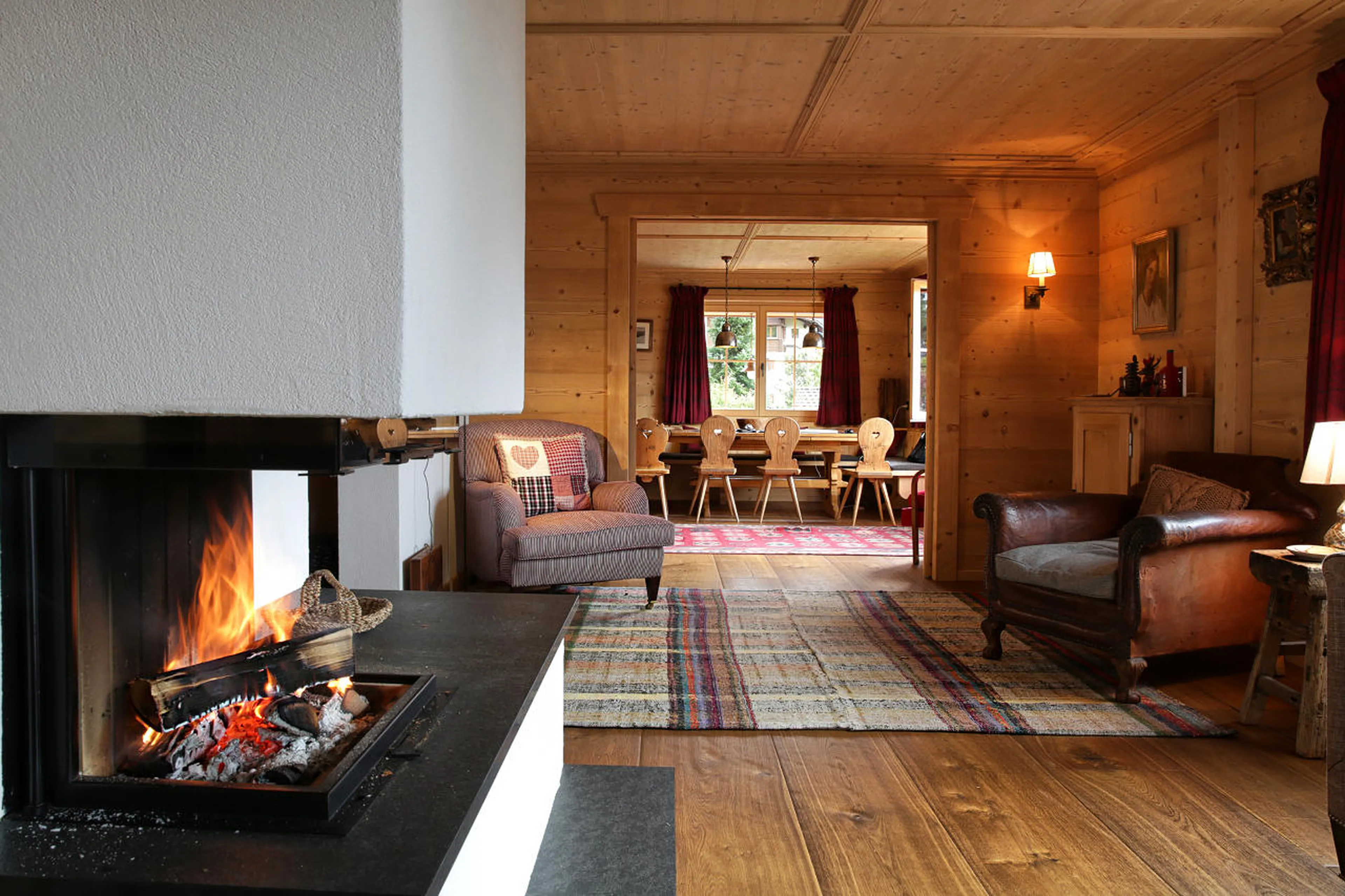 Living room with fireplace in Chalet Luegisland in Klosters