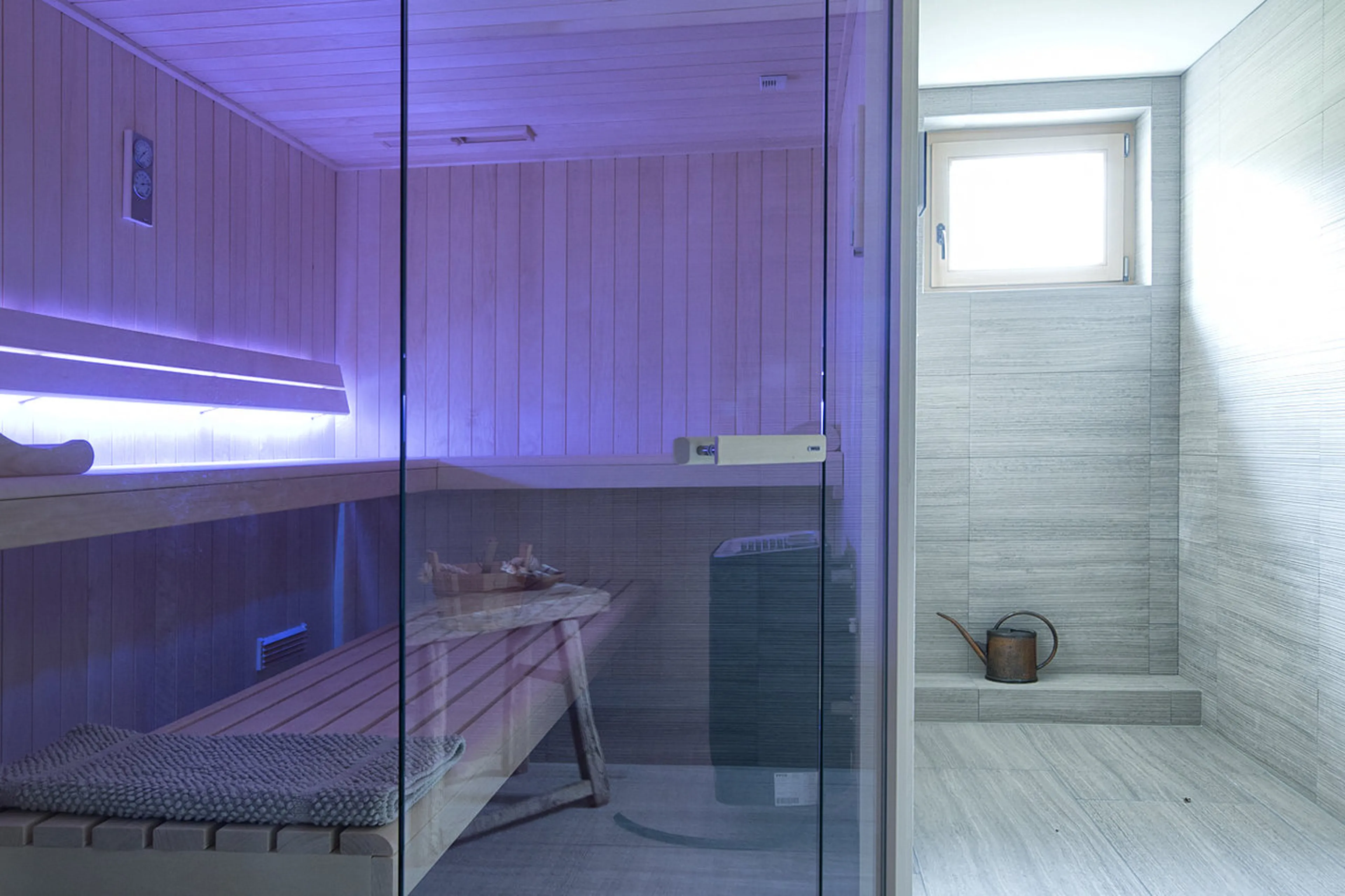 Super sauna with walk-in shower in Chalet Leugisland in Klosters
