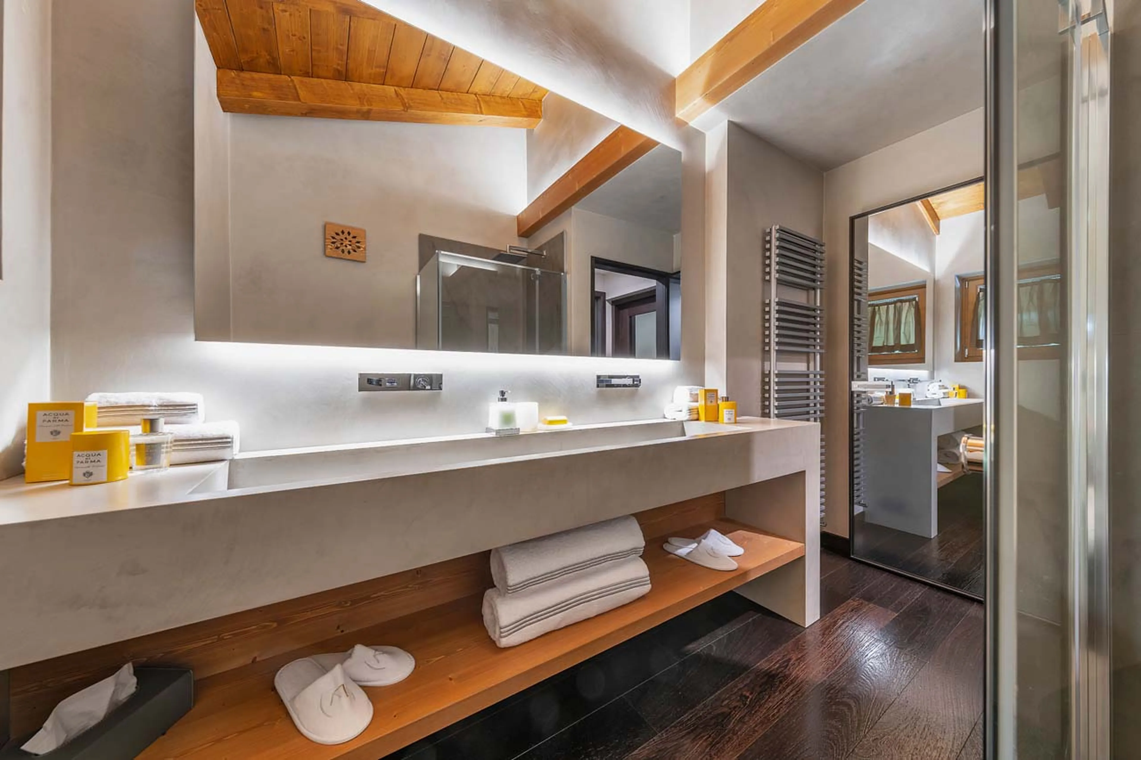 Snow Suite bathroom at Chalet LV02 in Cortina