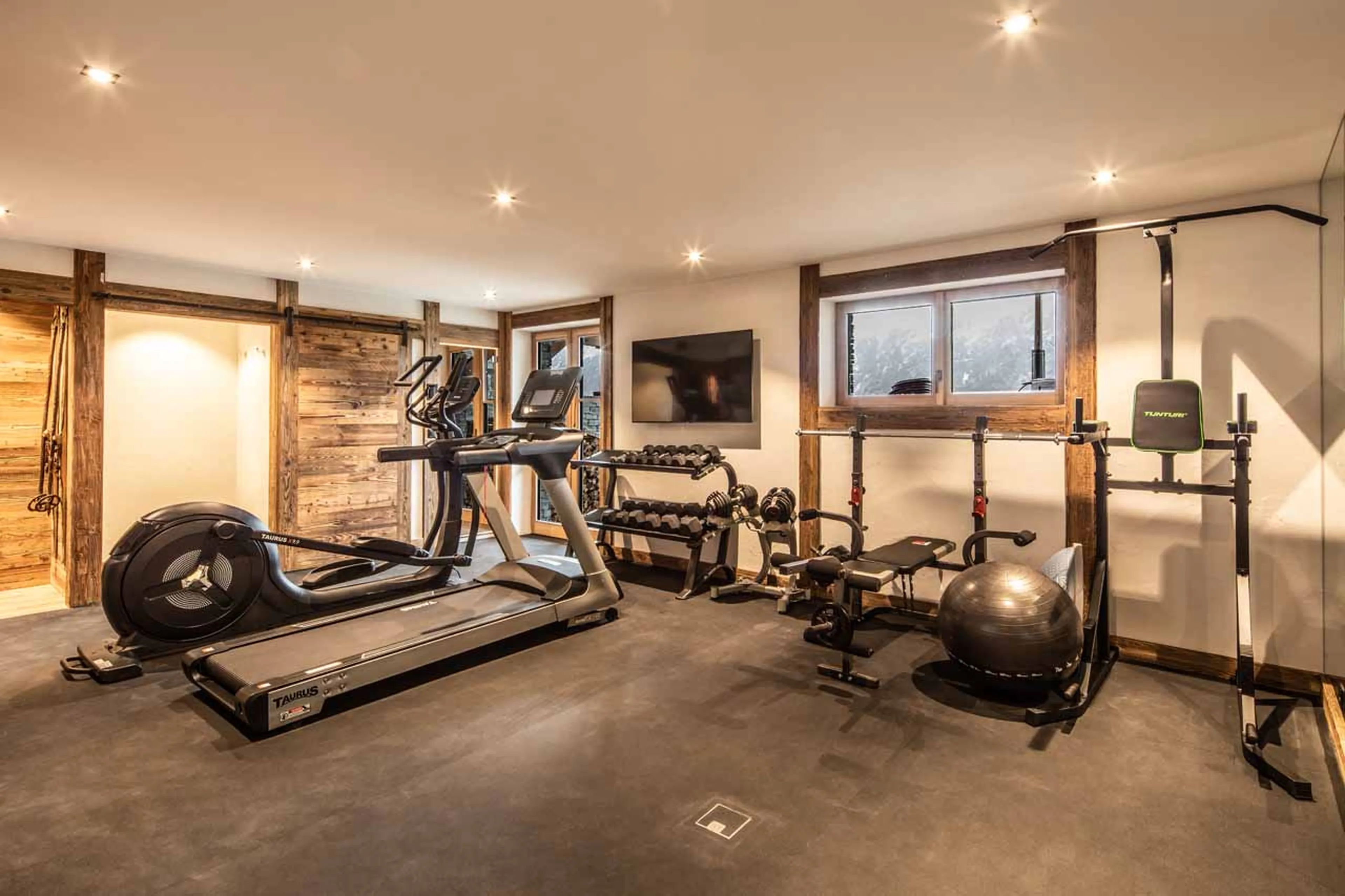 Well-equipped fitness room at Chalet Lycka in Saas Fee
