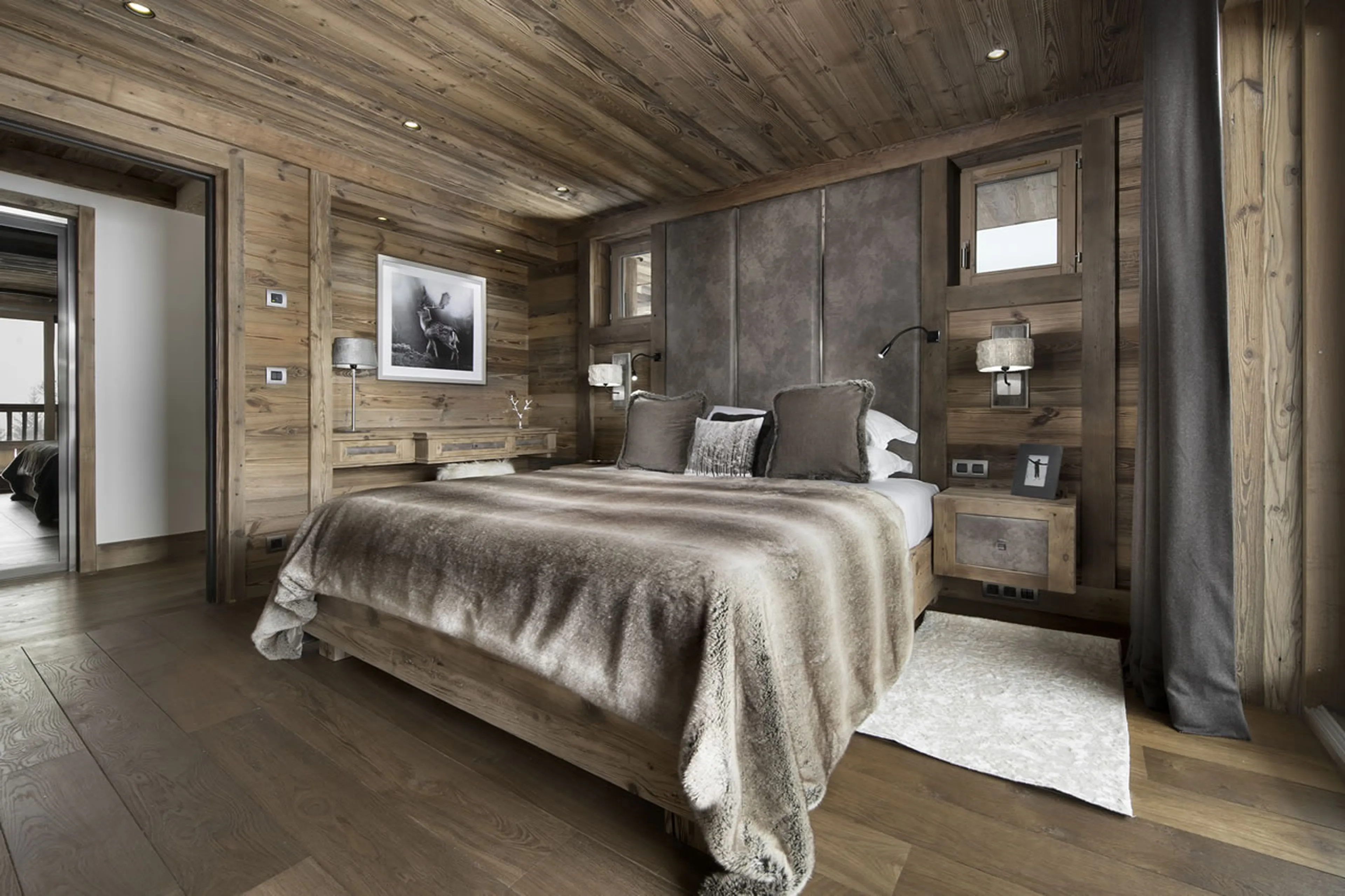 Double bedroom with en-suite shower room and balcony entrée in Chalet M in Courchevel 1550