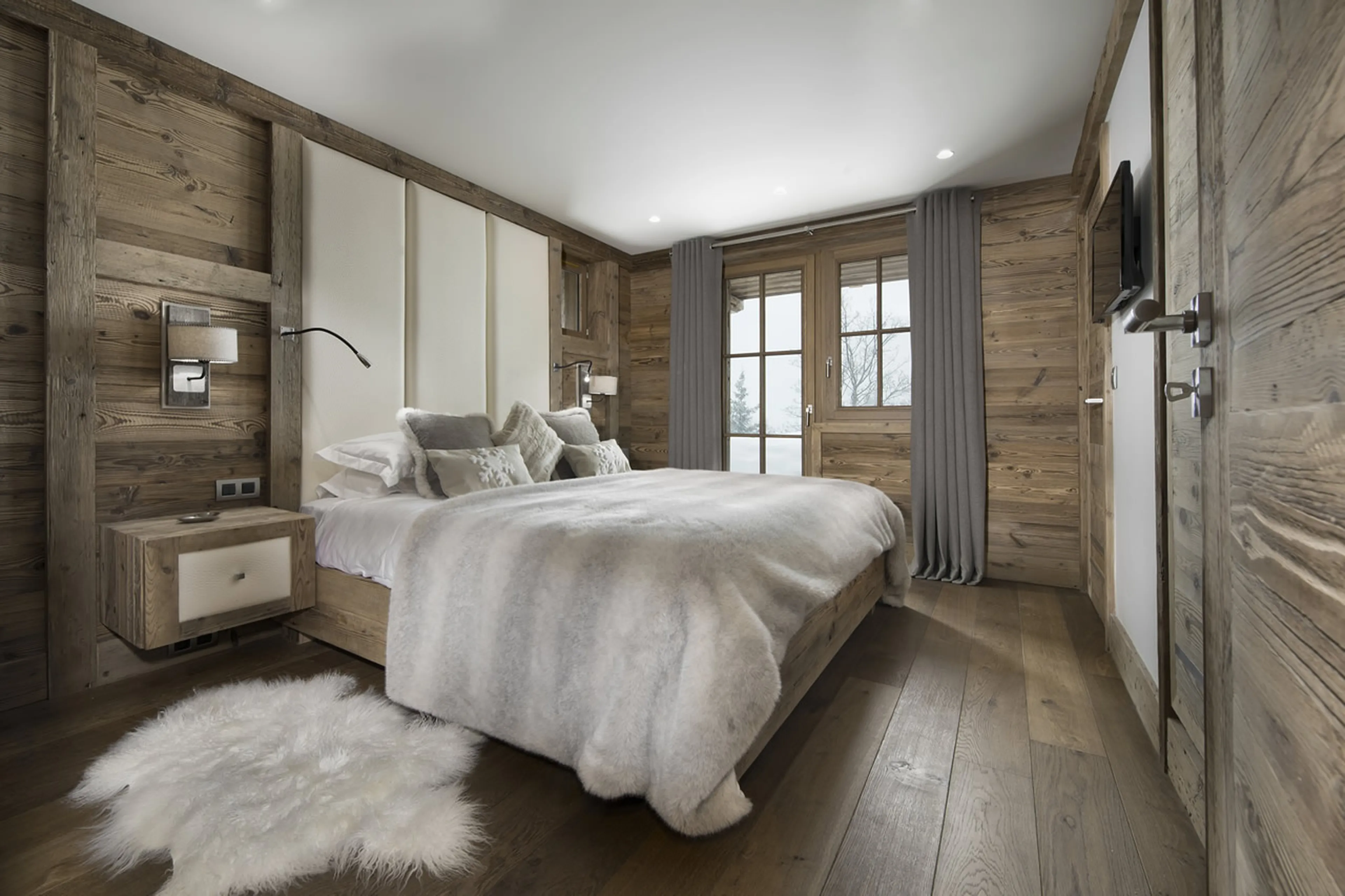 Double bed in room with access to terrace and en-suite shower room in Chalet M in Courchevel 1550