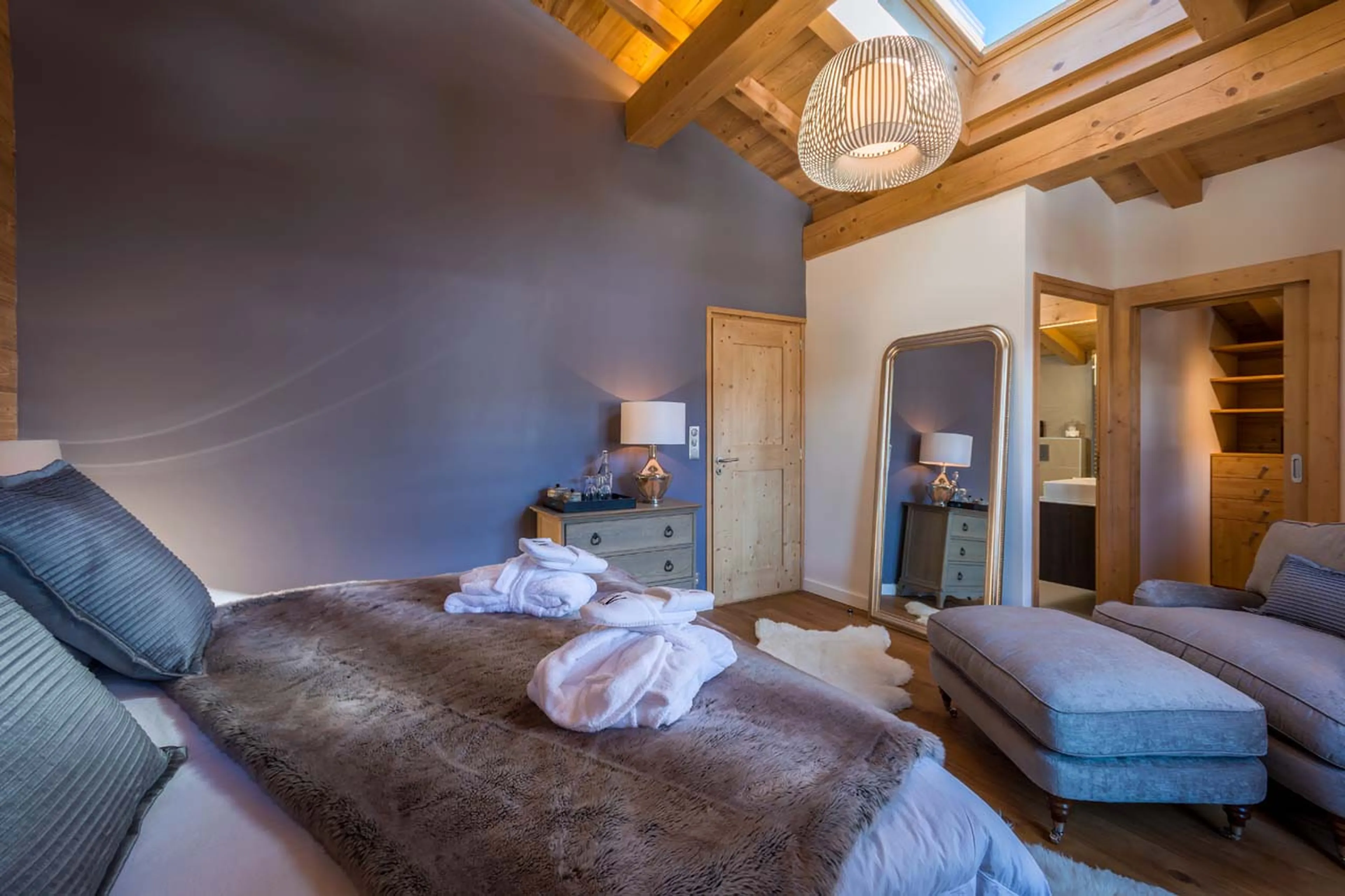 Master suite super-king/twin beds at Chalet M in Morzine