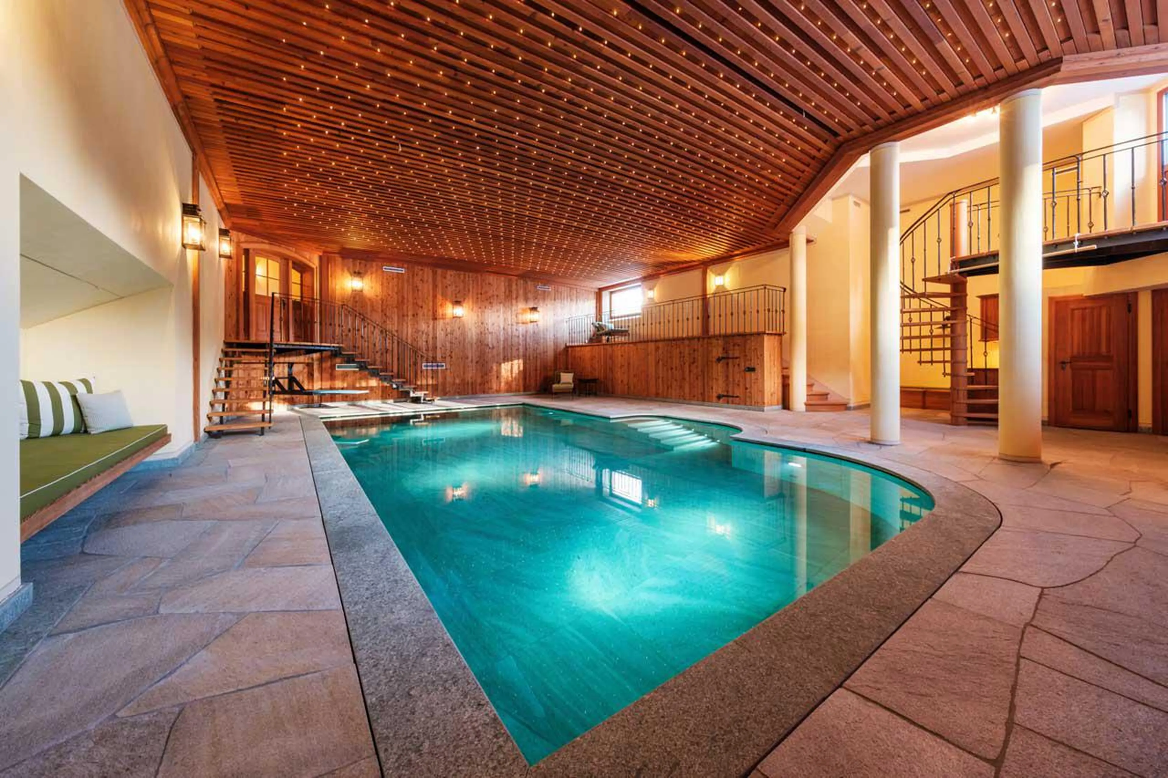 Heated indoor swimming pool with relaxation areas in Chalet Macun in Davos