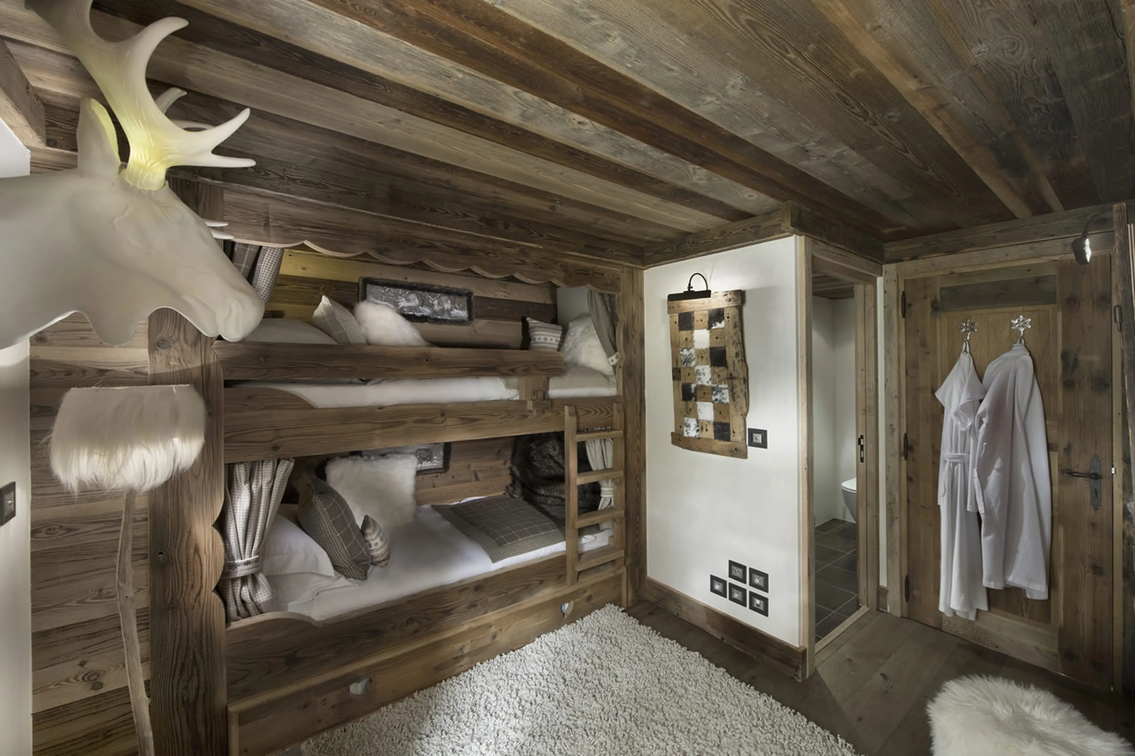 En-suite bedroom with bunk beds sleeping two children in Chalet Makalu in Courchevel 1550
