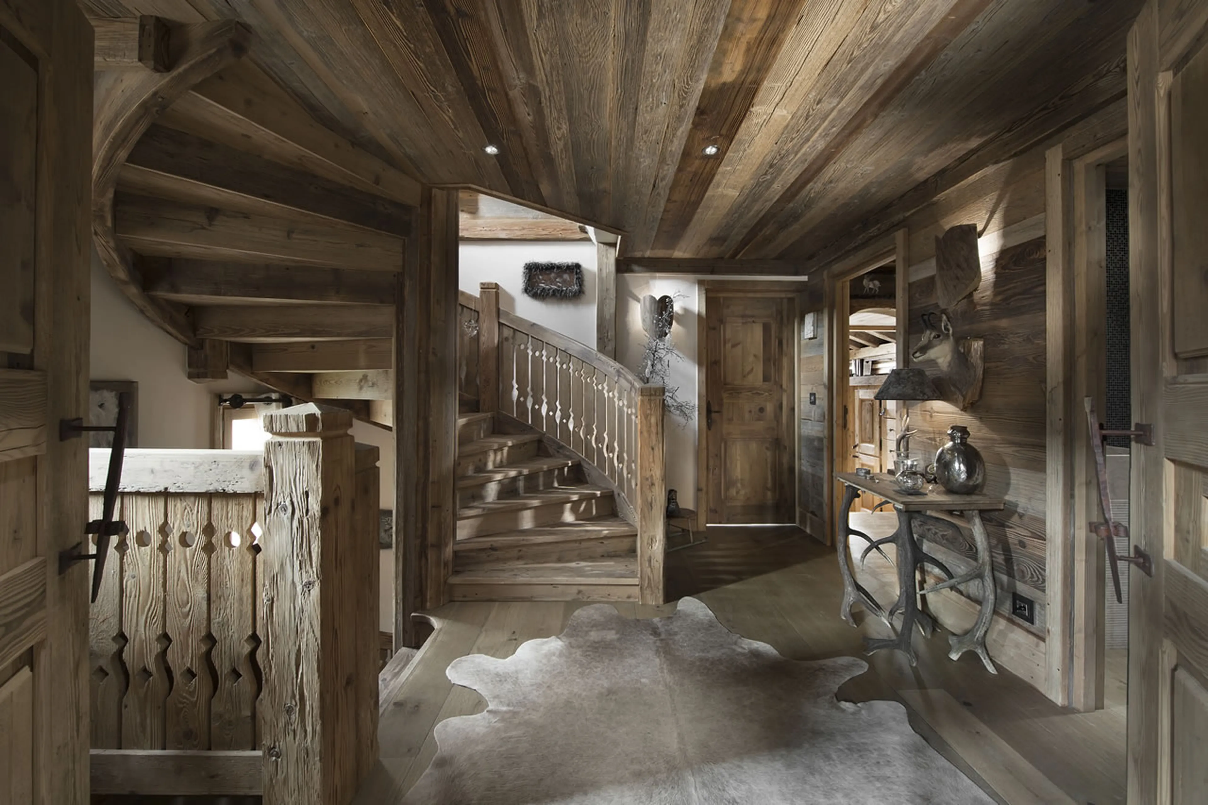 Artistic spiral wooden staircase in Chalet Makalu in Couchevel 1550