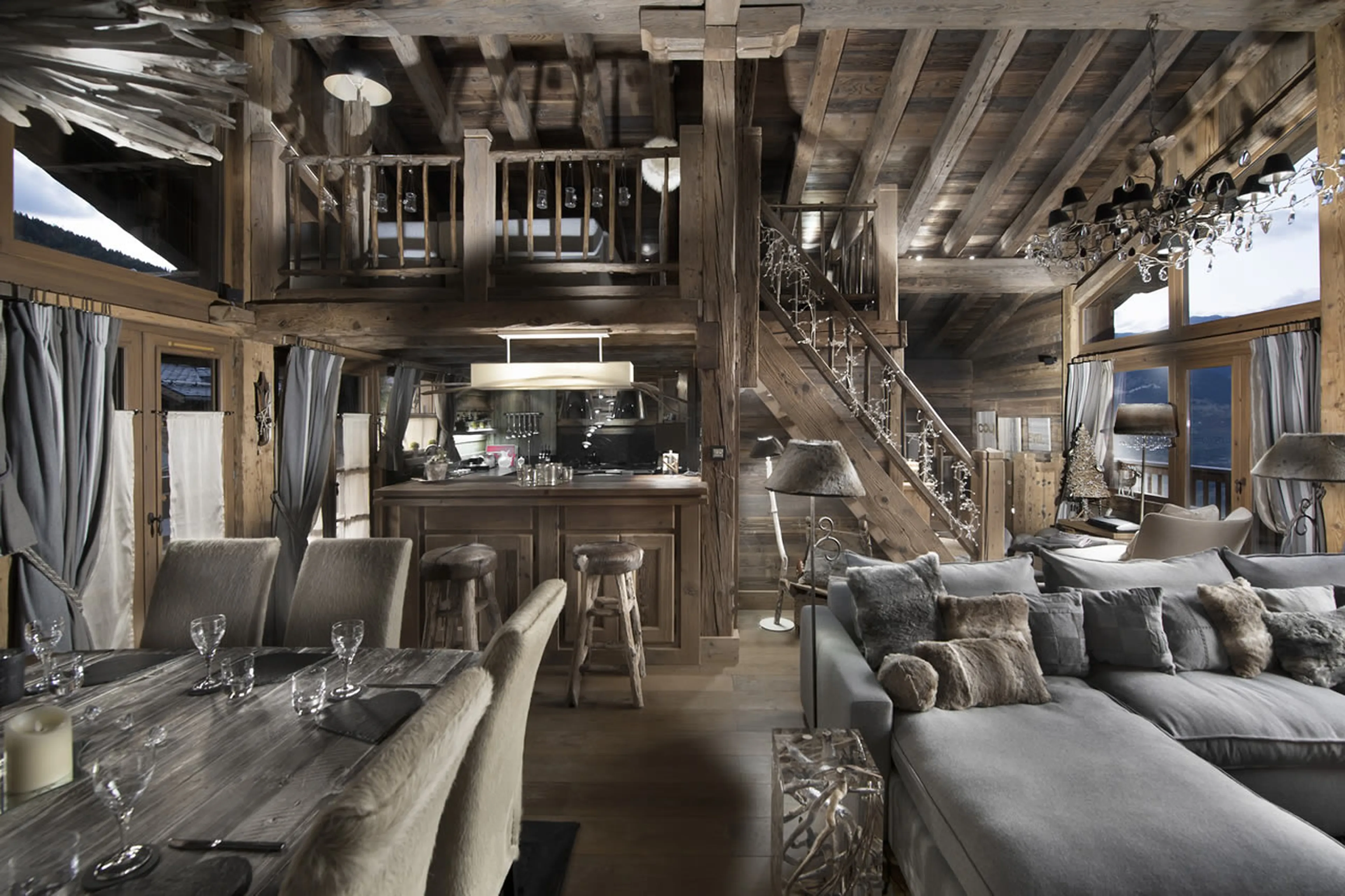 Dining area with open plan kitchen and breakfast bar in Chalet Makalu in Courchevel 1550