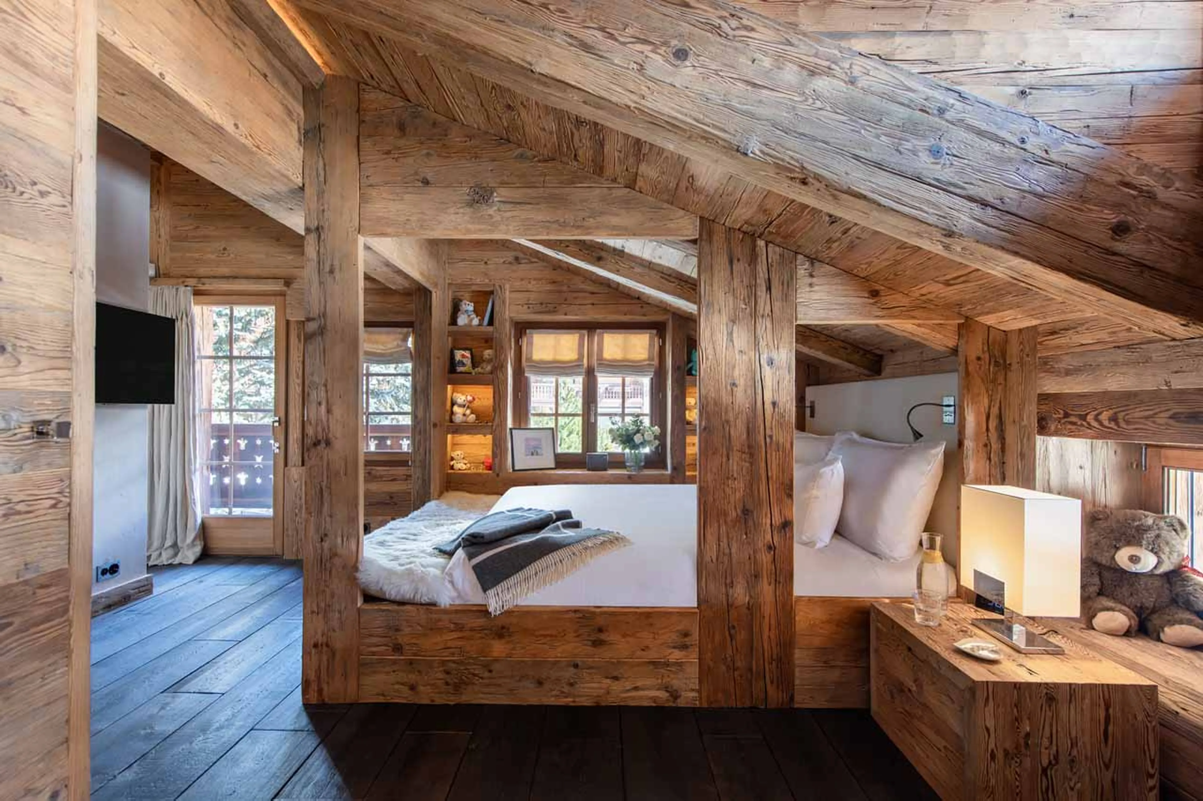 Double bedroom with extra bed in Chalet Makini in Verbier