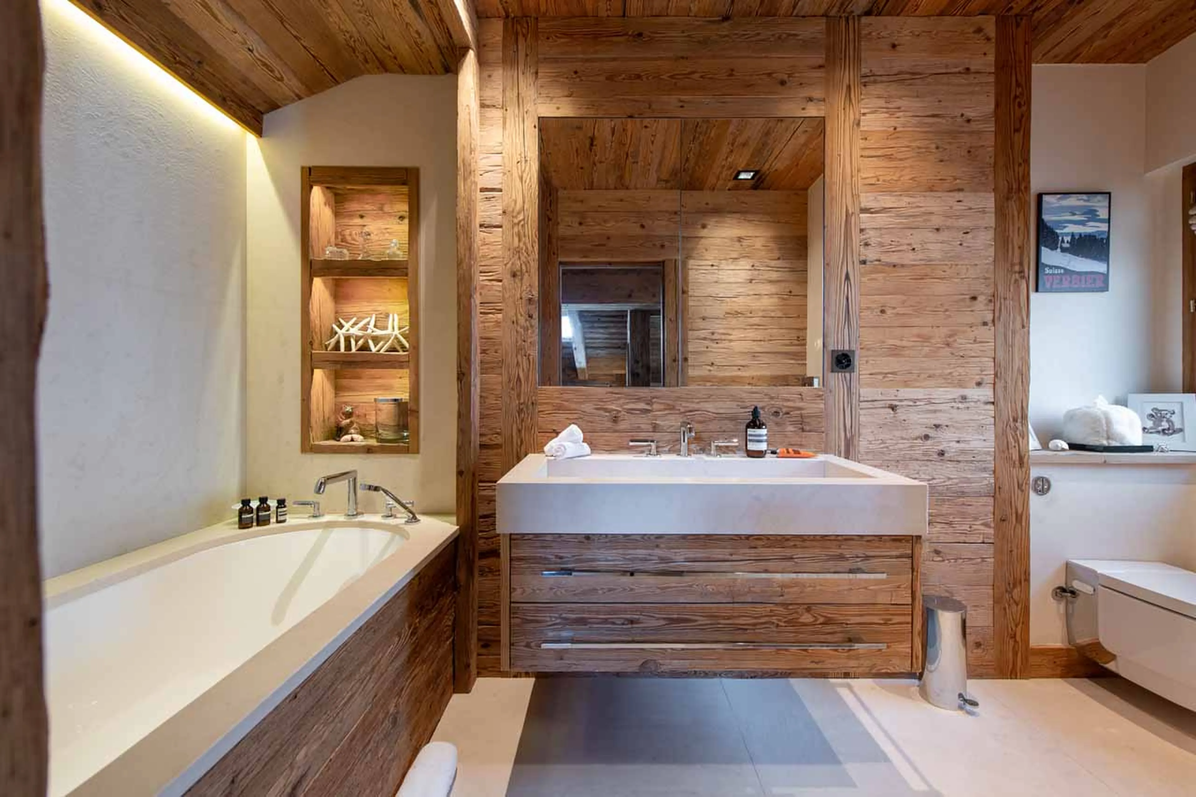En-suite bathroom with bath tub at Chalet Makini in Verbier