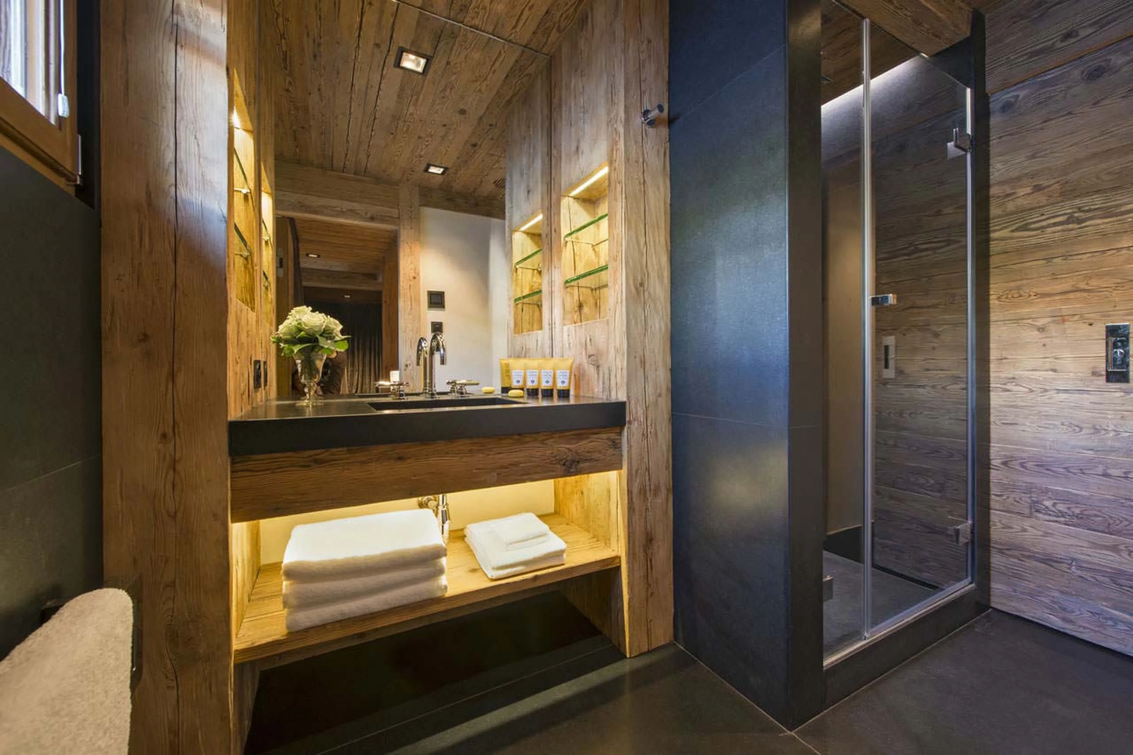 En-suite bathroom with shower at Chalet Makini in Verbier