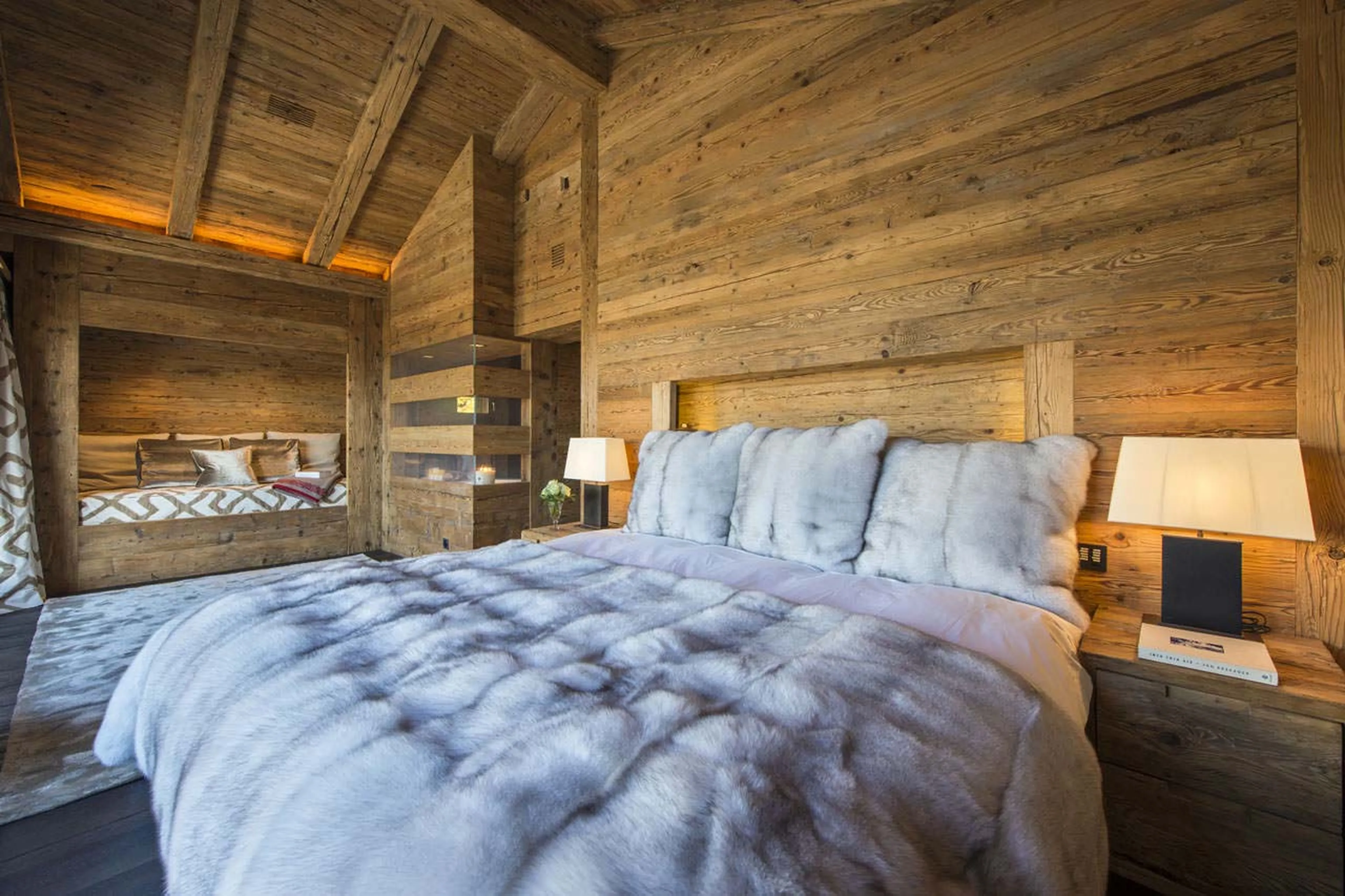 Master bedroom with daybed at Chalet Makini in Verbier