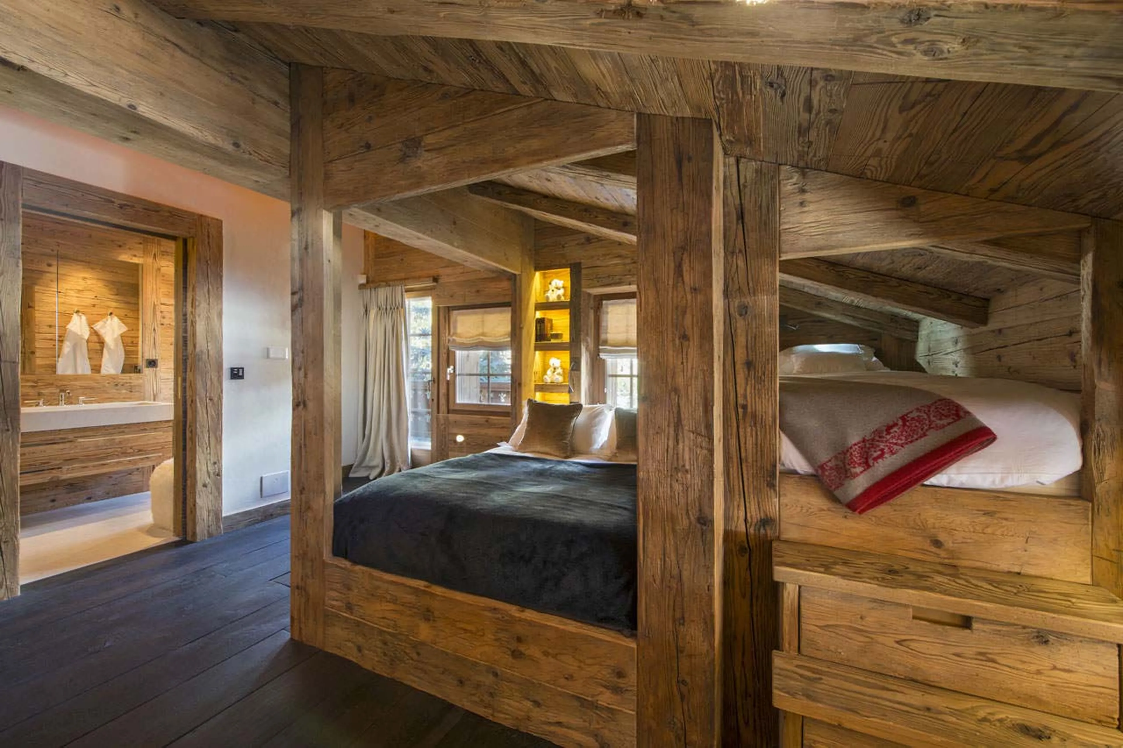 Double bedroom with extra bed in Chalet Makini in Verbier