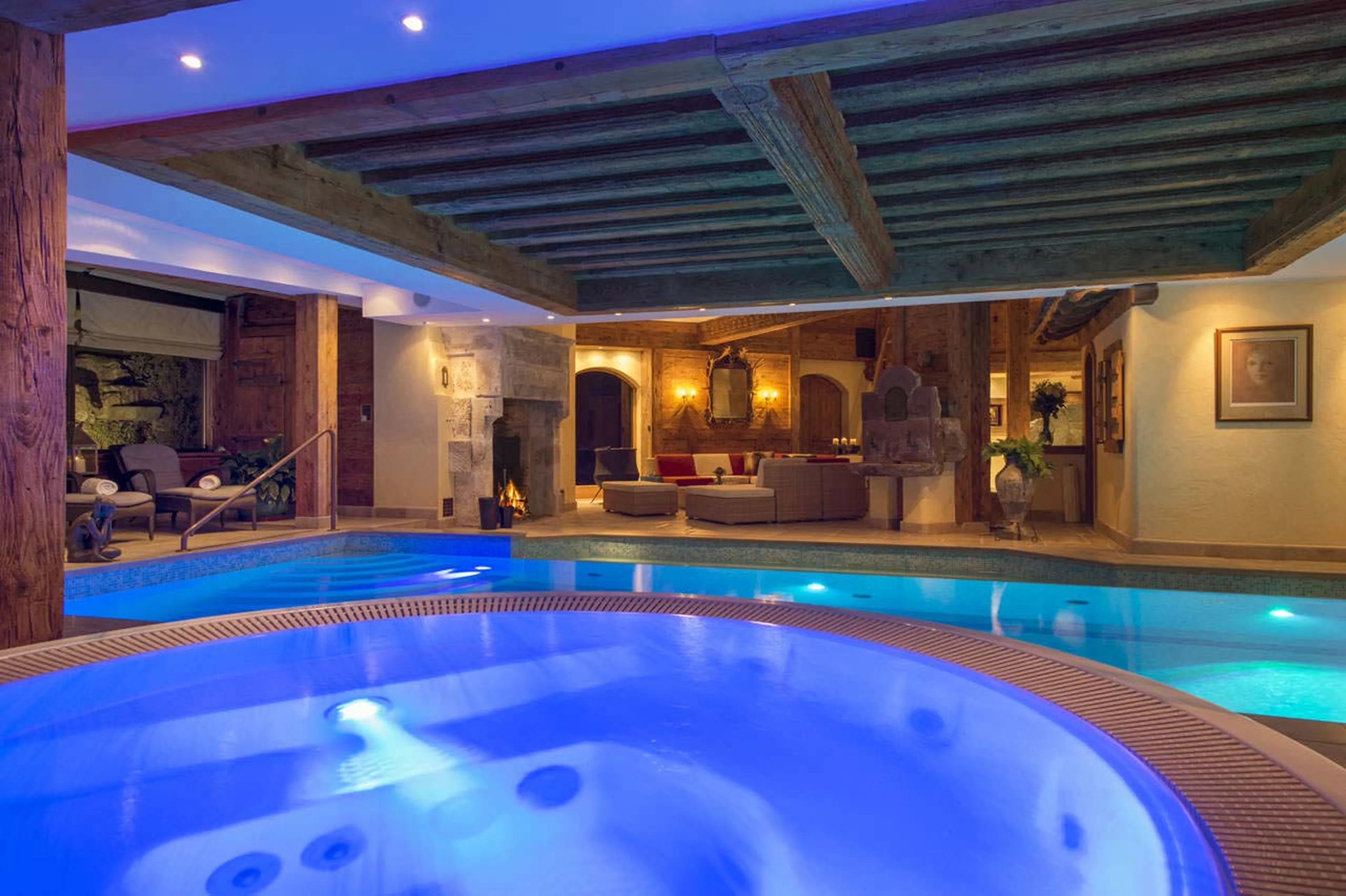 Jacuzzi and spa lounge of Chalet Makini in Verbier