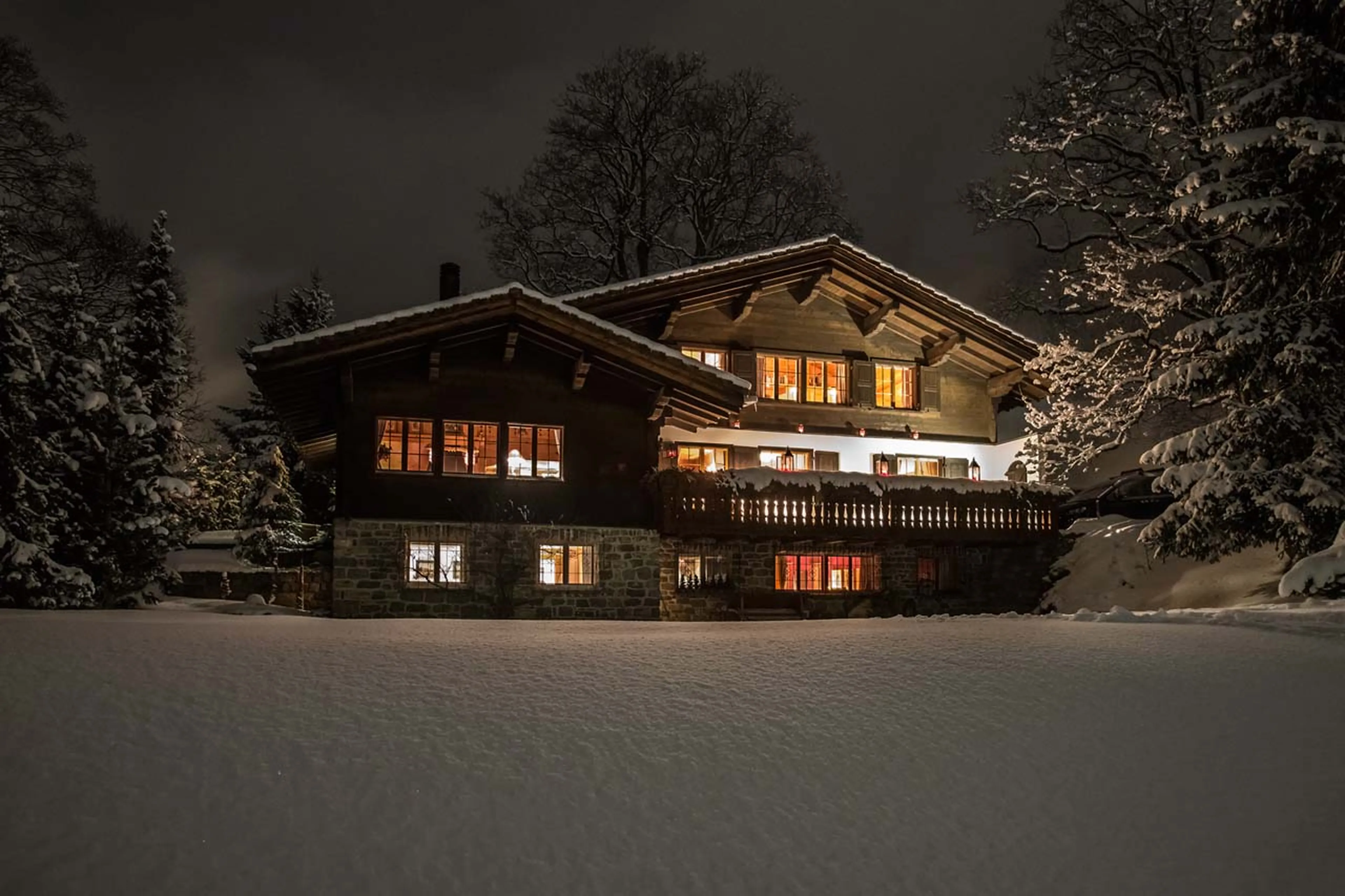 Chalet Maldeghem in Klosters at night
