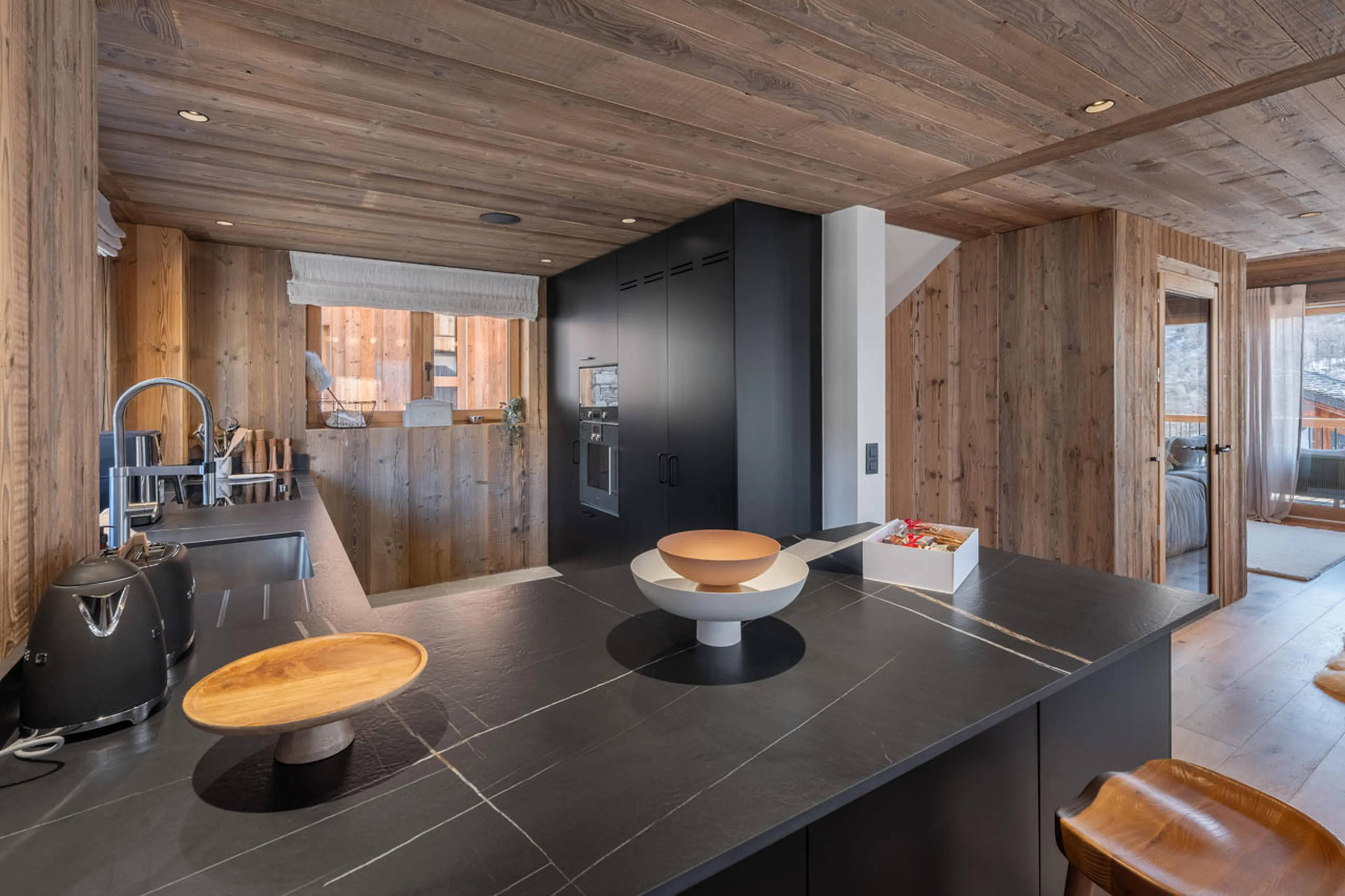 Dark modern kitchen in Chalet Marcel, St Martin de Belleville