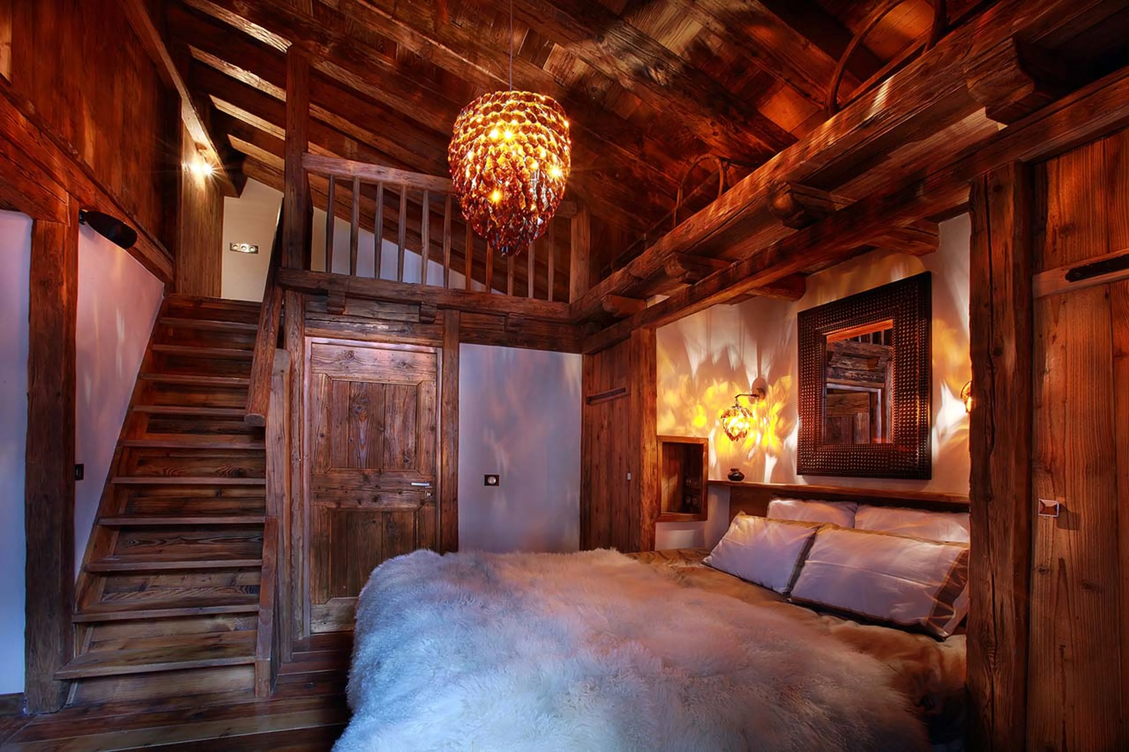 Cosy double/twin en suite bedroom with additional single bed in Chalet Marco Polo in Val d’ Isere