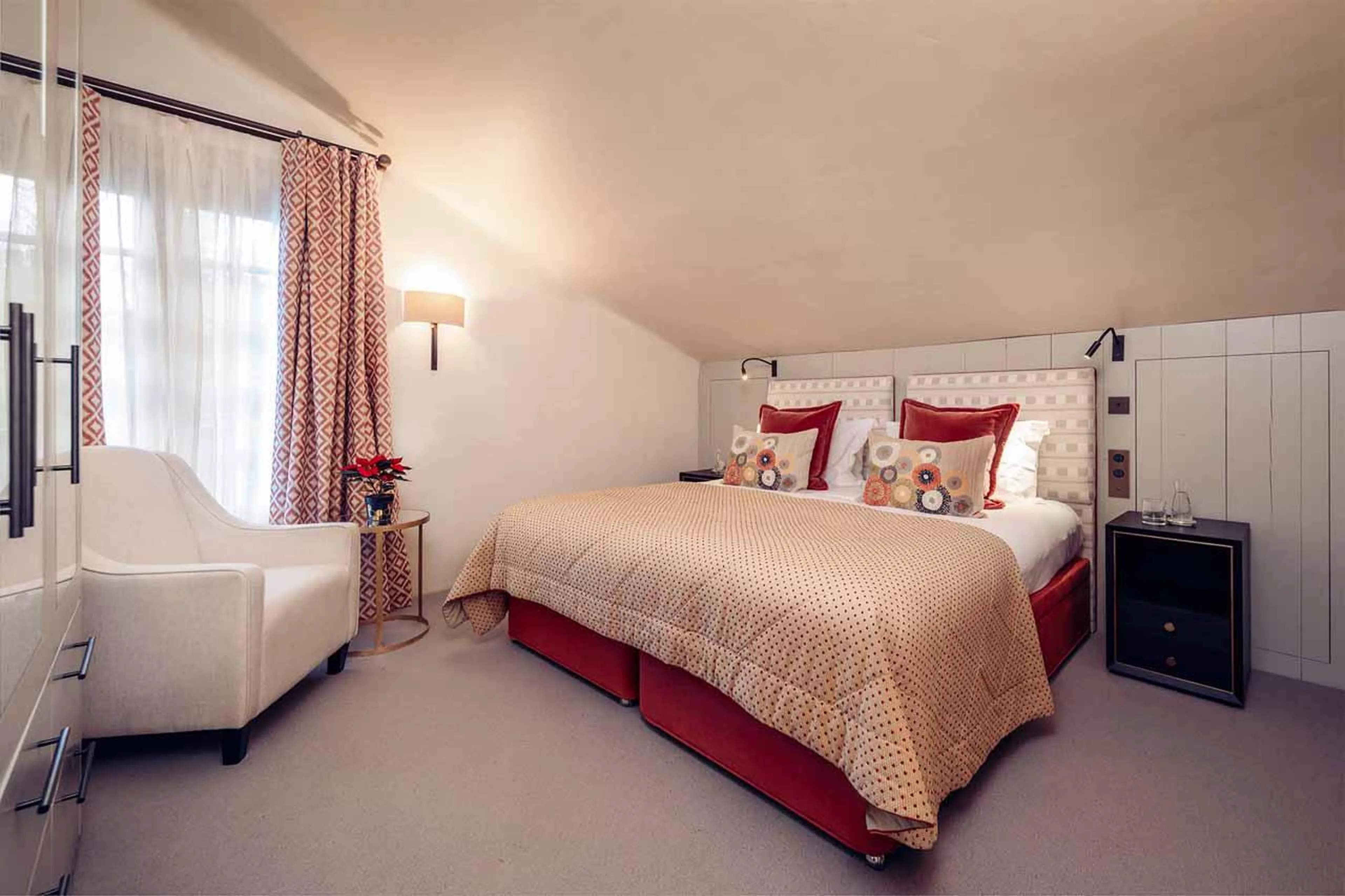 Double/twin bedroom with en-suite bathroom in Chalet Margaux, Courchevel 1850