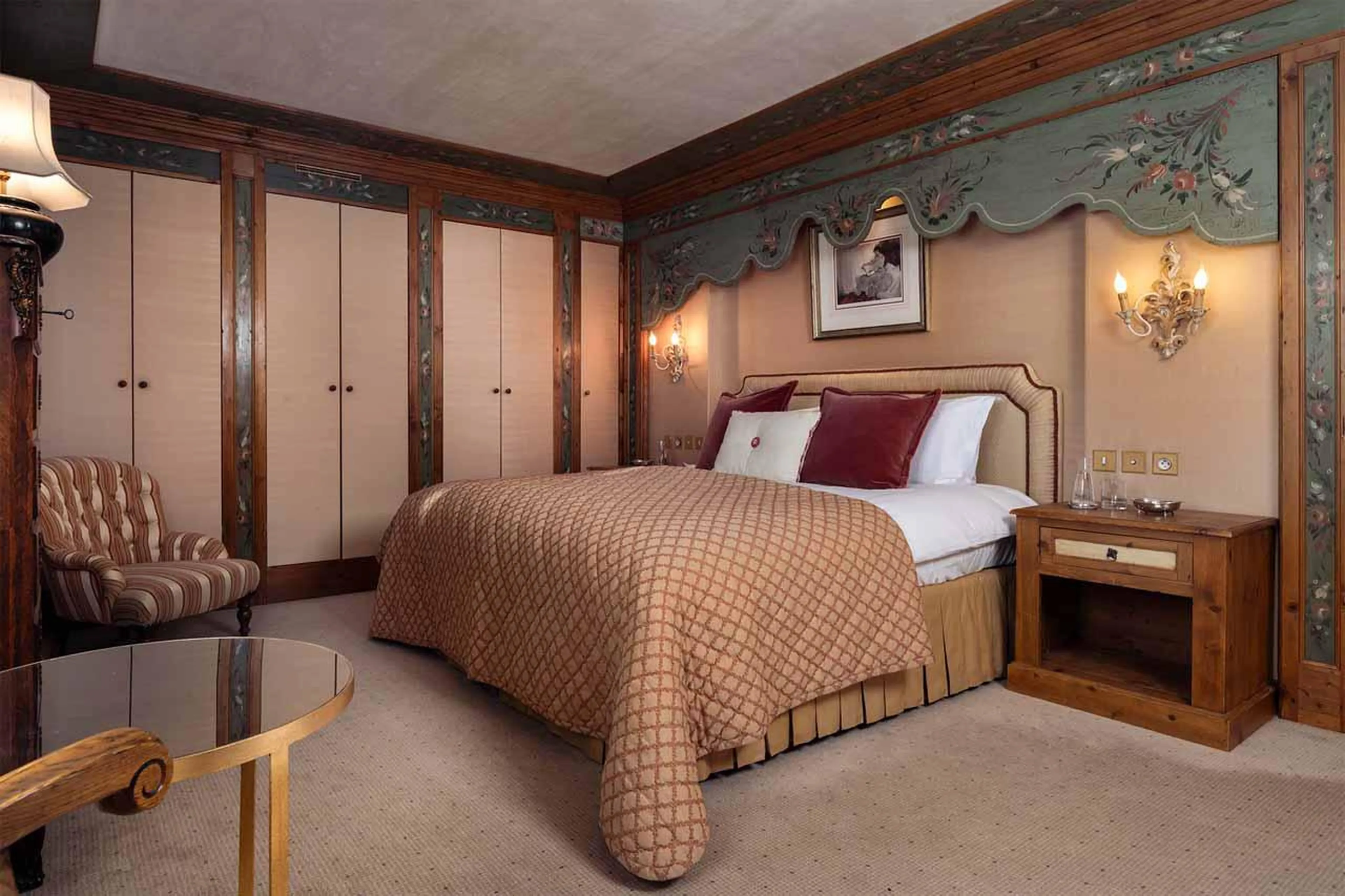 Double bedroom with en-suite bathroom in Chalet Margaux, Courchevel 1850
