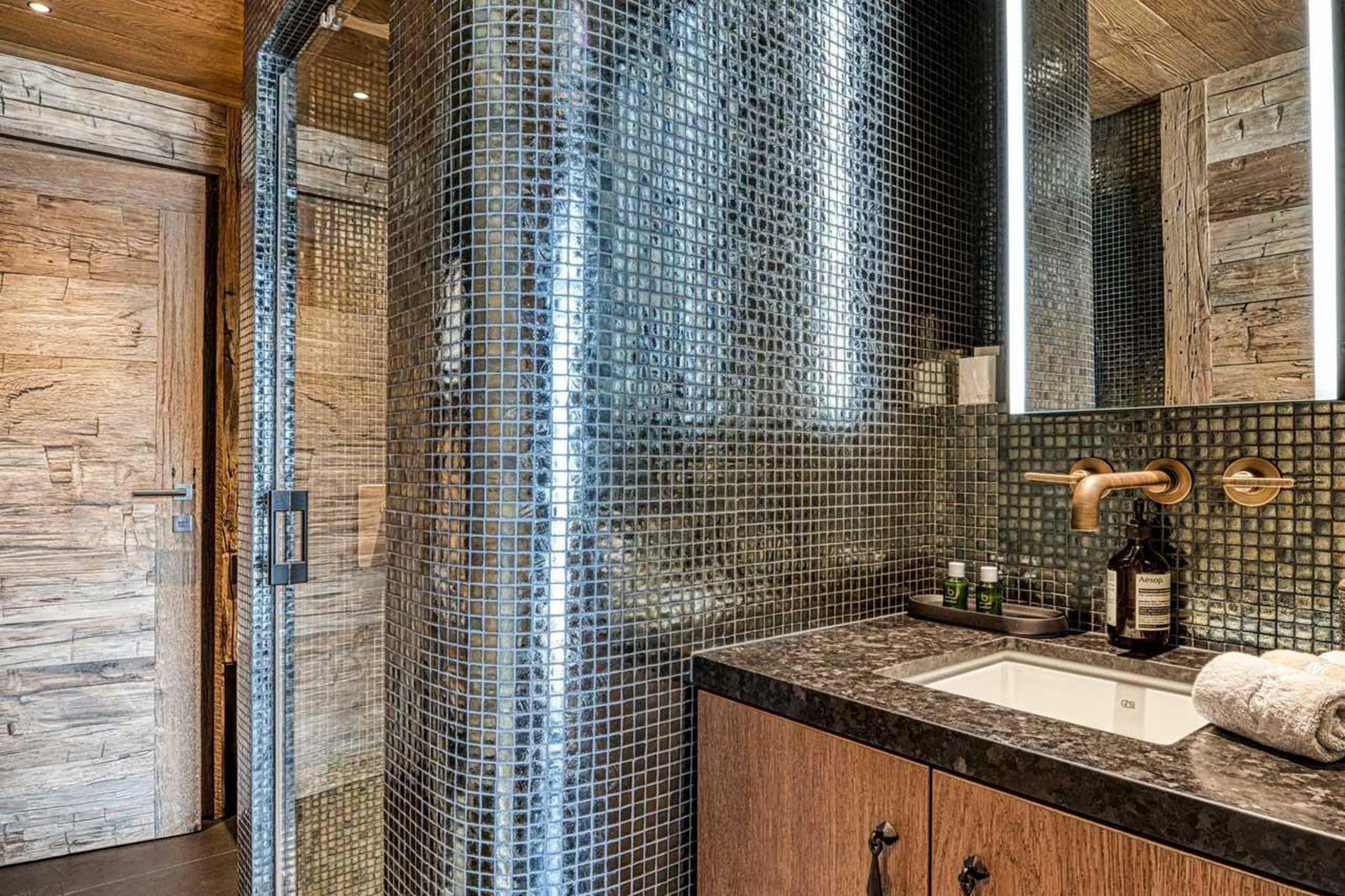 Double Italian shower in Chalet Markhor, Val d'Isere