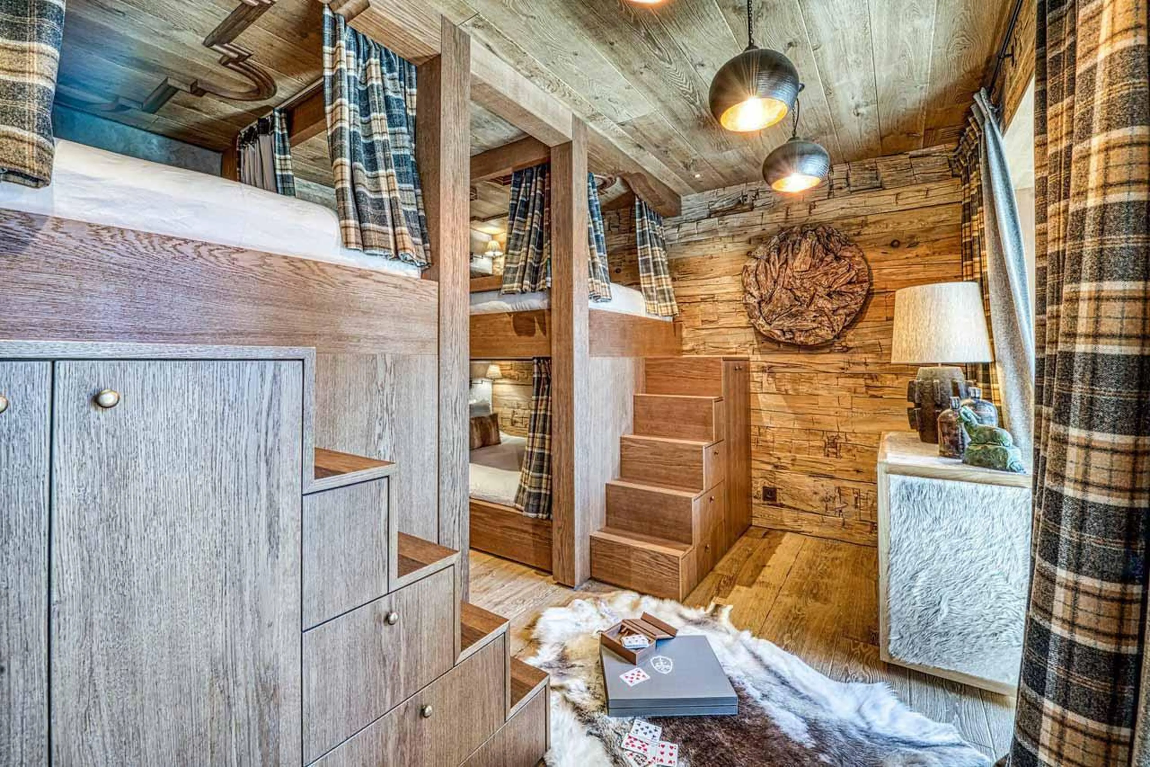 Family bedroom with two bunk beds in Chalet Markhor, Val d'Isere