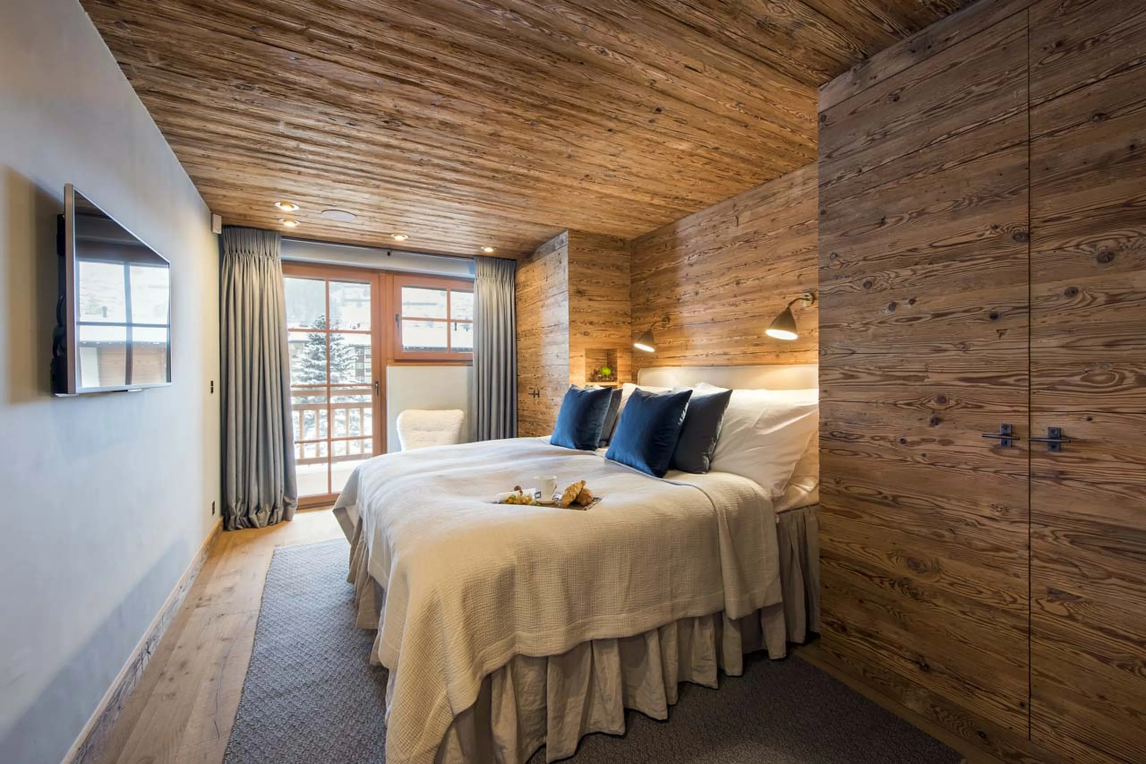 Double bedroom on first floor in Chalet Mckinley in Zermatt