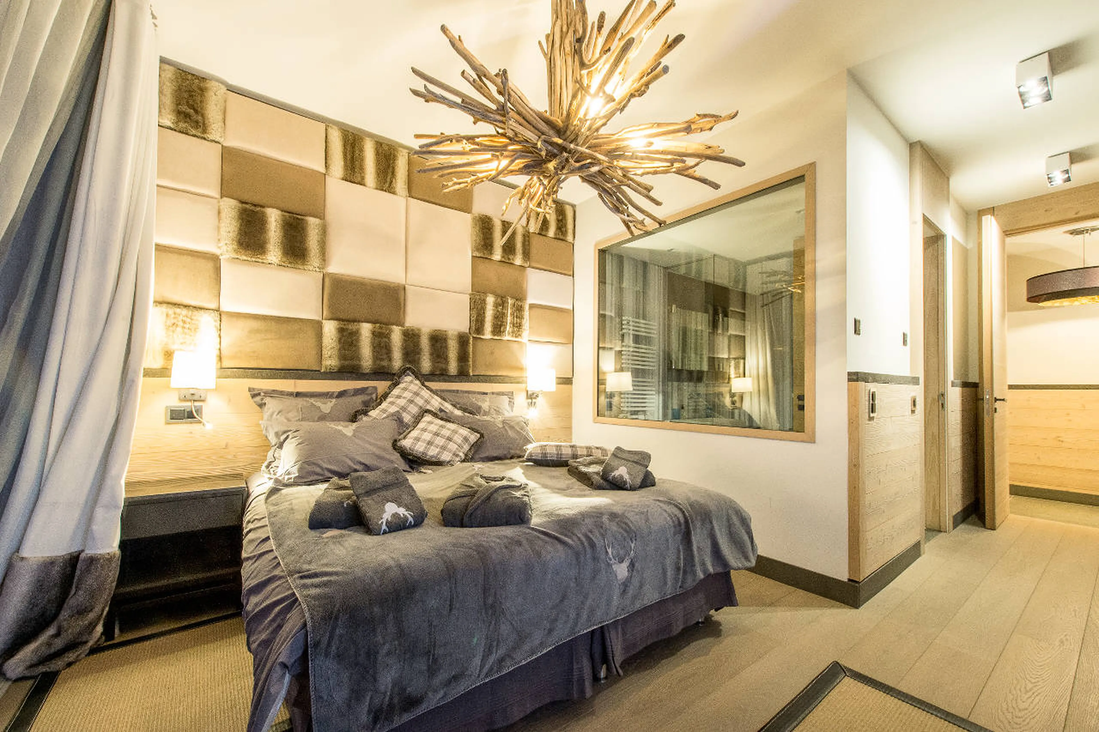 Double bedroom with en-suite bathroom in Apartment Aminona in Chalet Migui in Crans-Montana