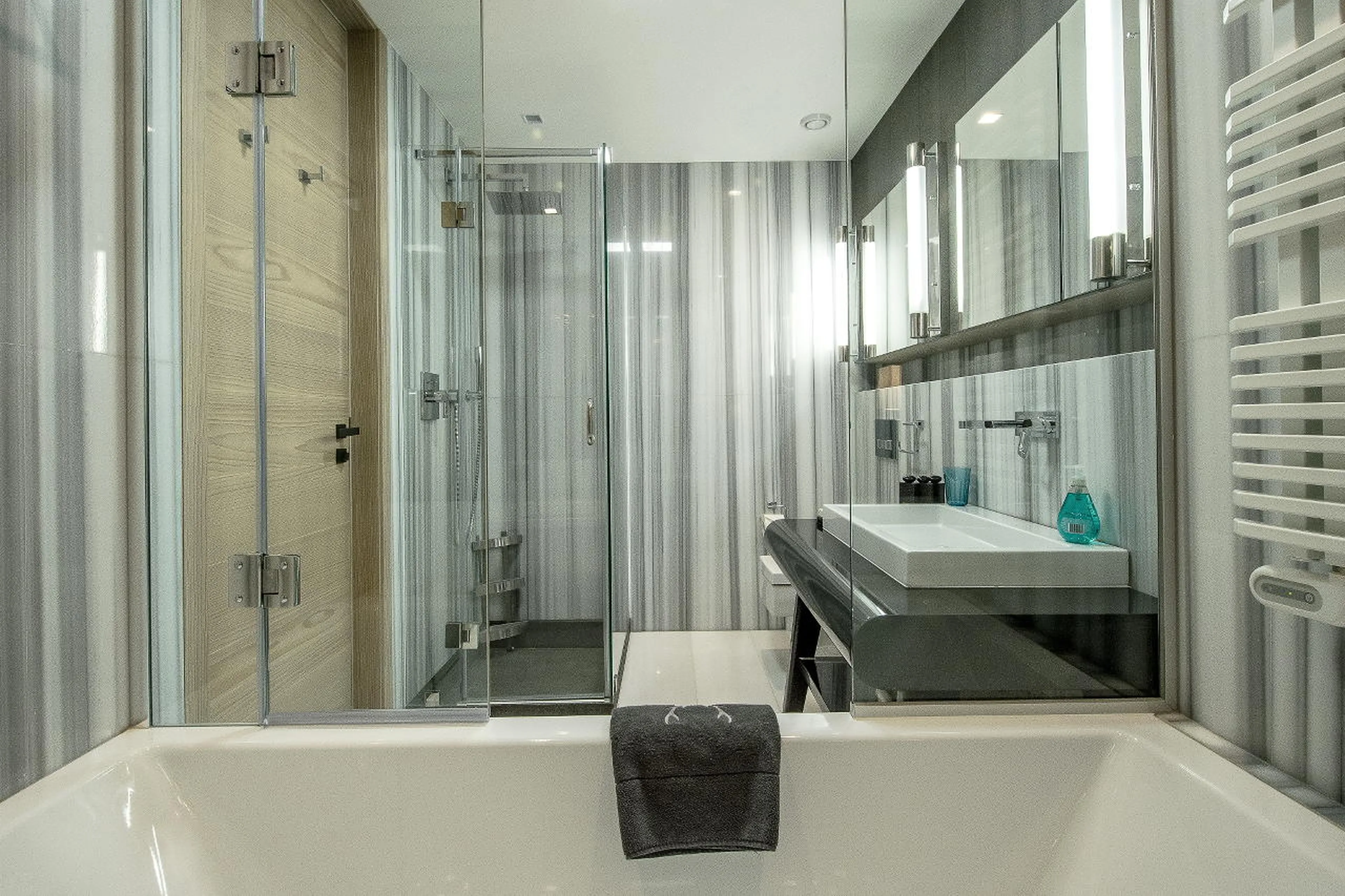 En-suite bathroom with bath and shower in Apartment Violettes in Chalet Migui in Crans-Montana