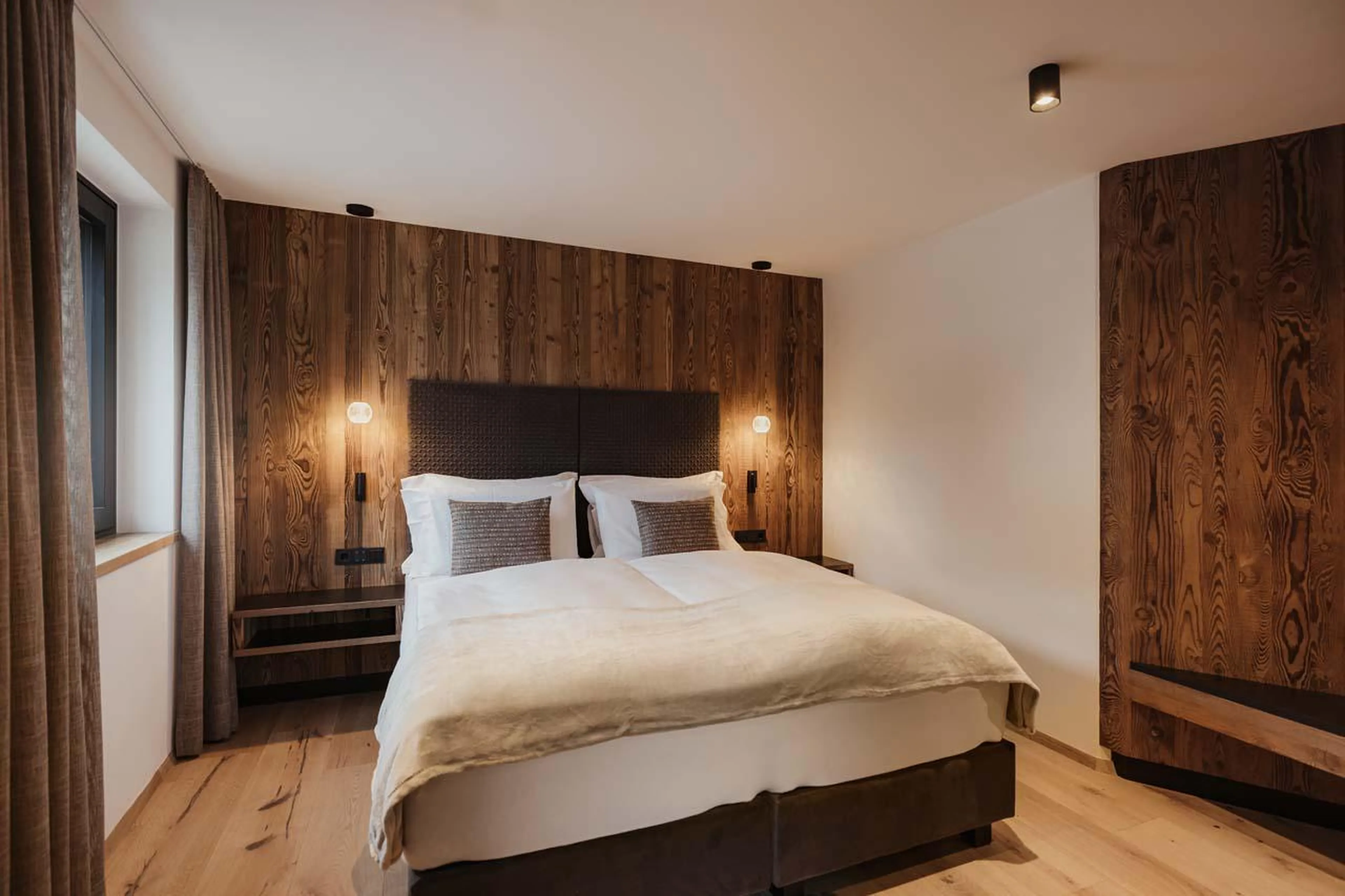 Double/twin bedroom with en-suite shower room at Chalet Mile 1 in Val Gardena