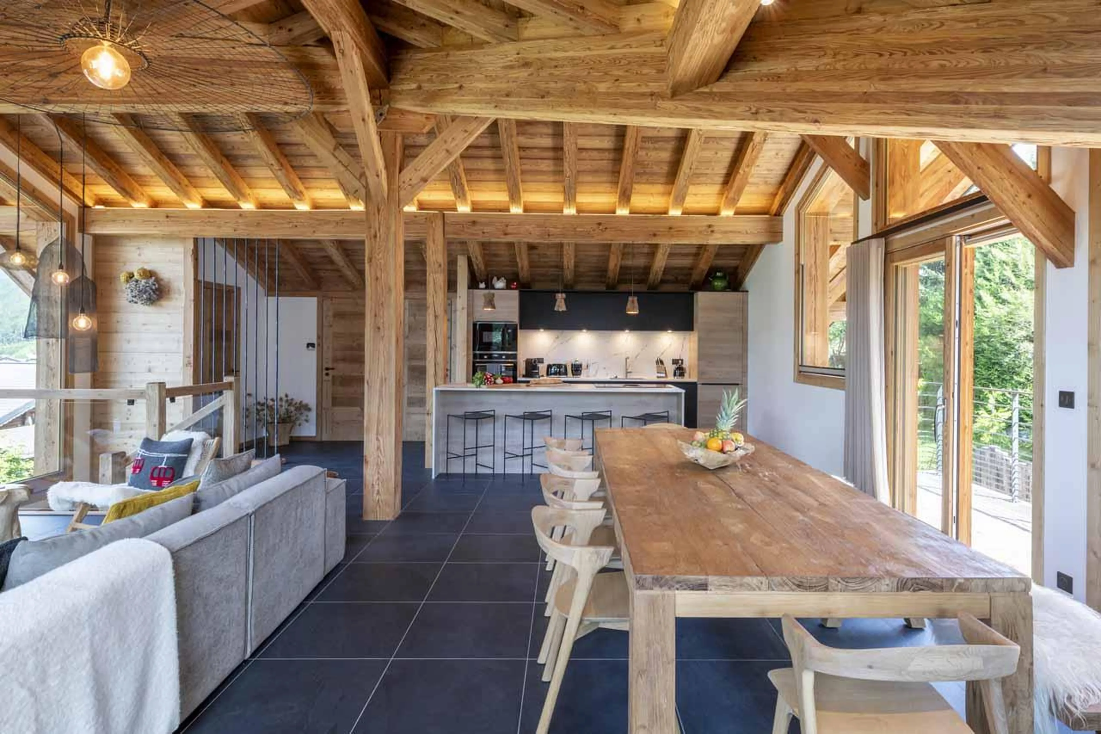 10-seat dining table in Chalet Nanook, Morzine