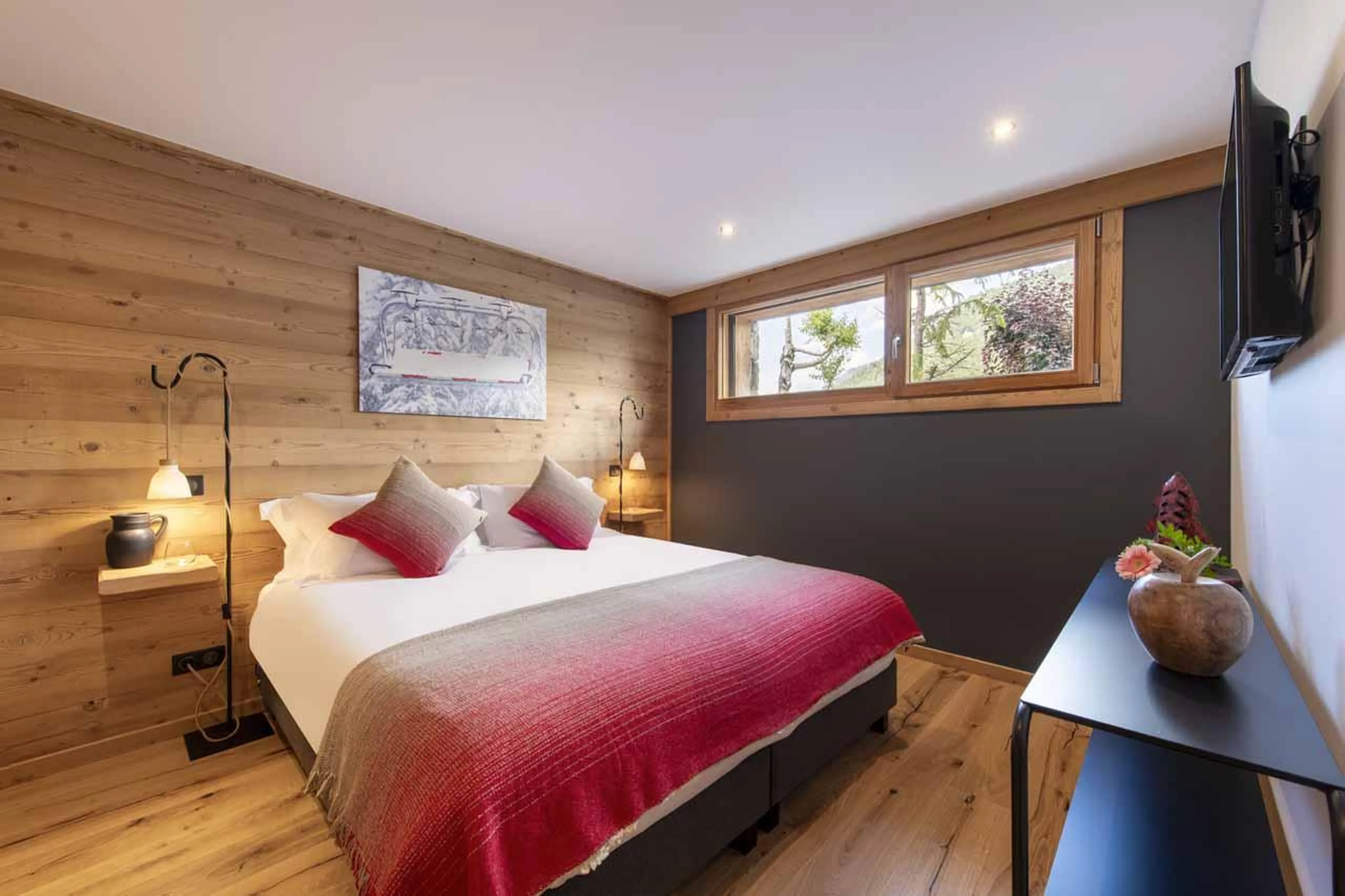 Double bedroom with en suite shower room in Chalet Nanook, Morzine